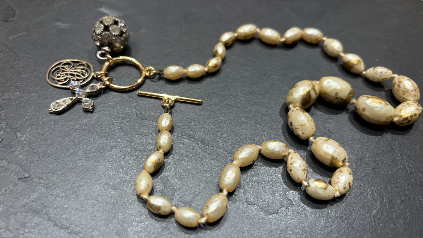 Collier de perles fantaisies, médailles et strass