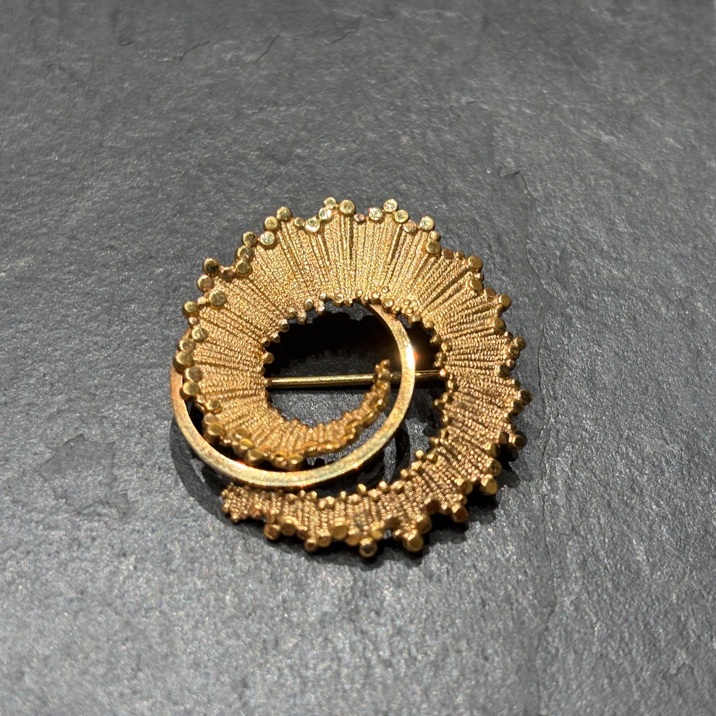 Broche années 60 plaquée or