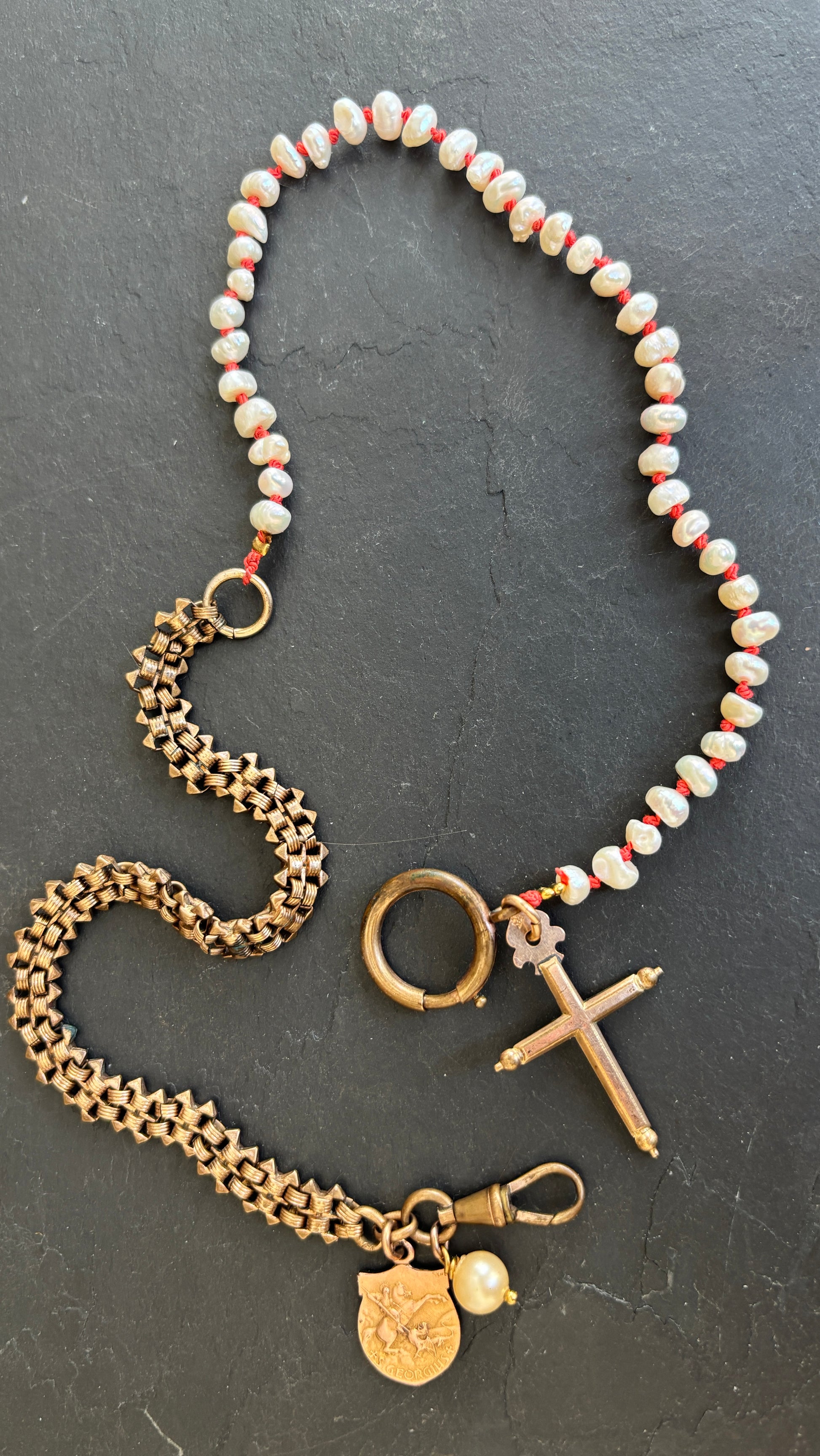 Collier perles baroques, chaîne de montre et médailles - blissparis