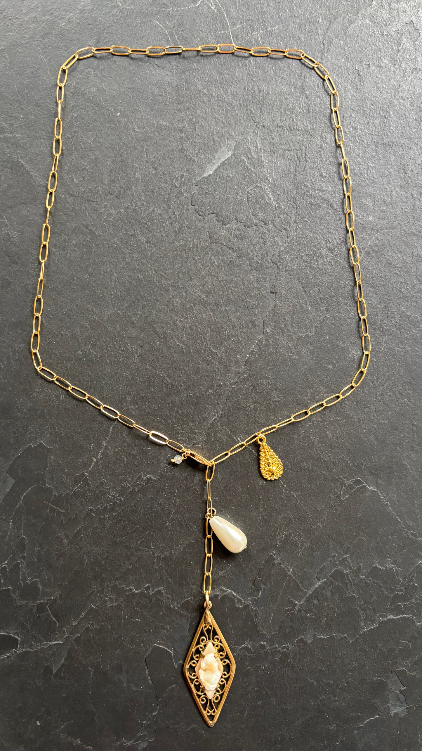 Collier lasso , Camee Art Deco et perle fantaisie