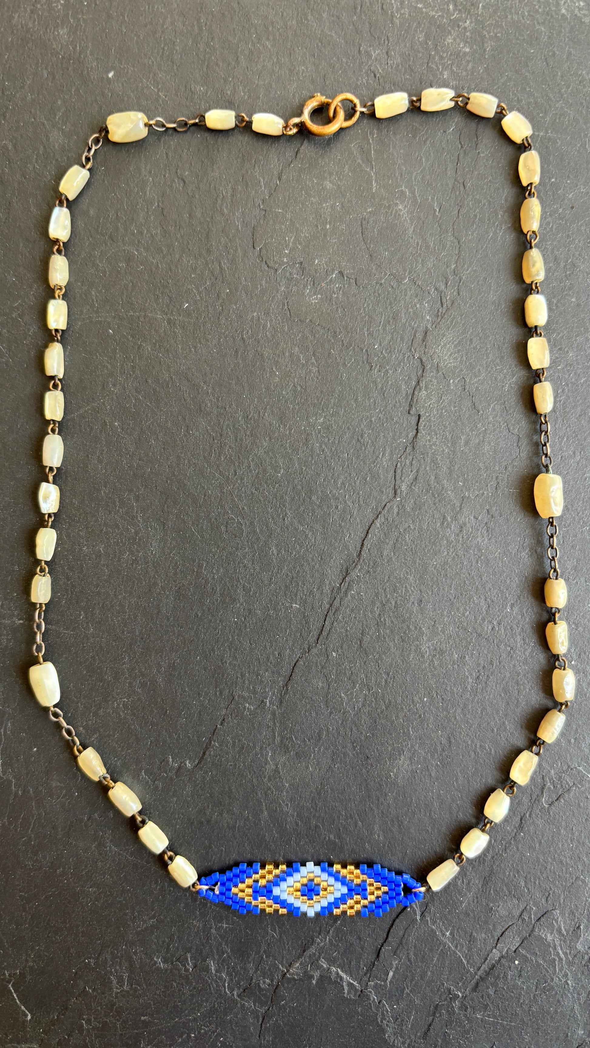 Collier en chapelet de nacre et motif brésilien - blissparis
