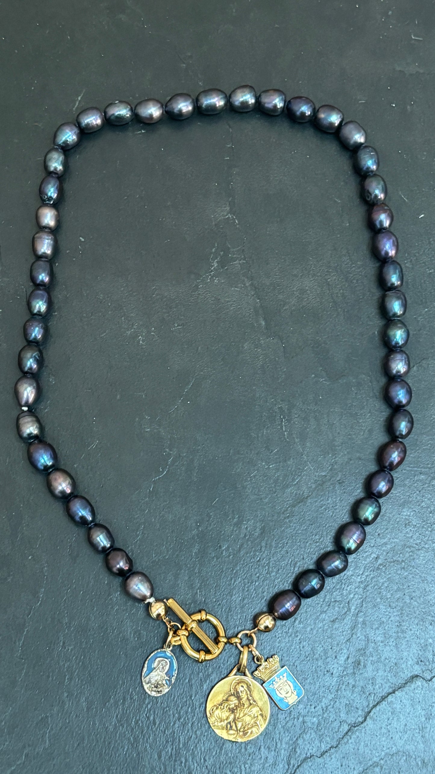 Collier de perles bleues nuit, médaille de St Jean Baptiste, Ste Thérèse et blason Danois