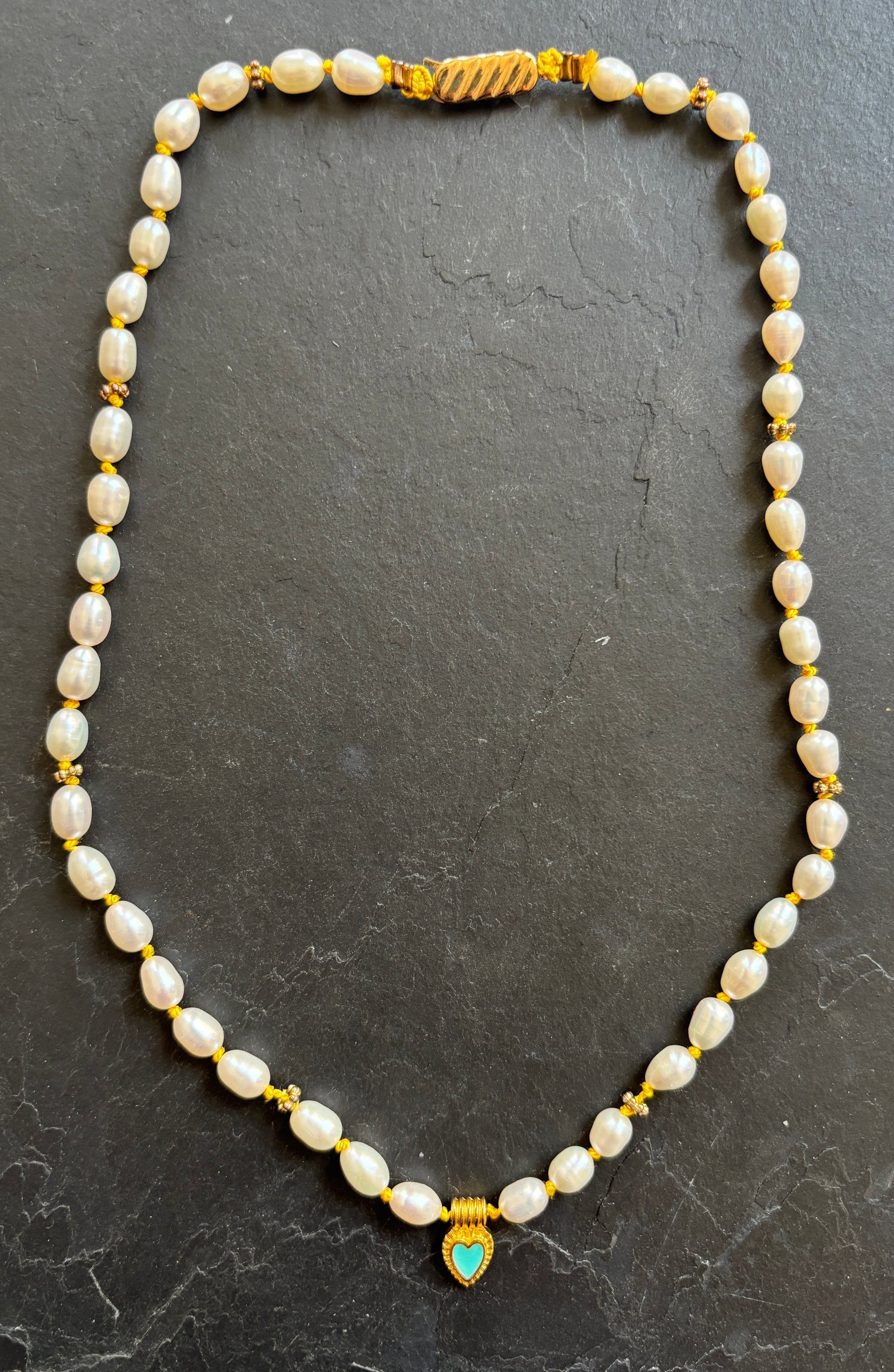 Collier de perles upcyclees sur fil de soie jaune - blissparis