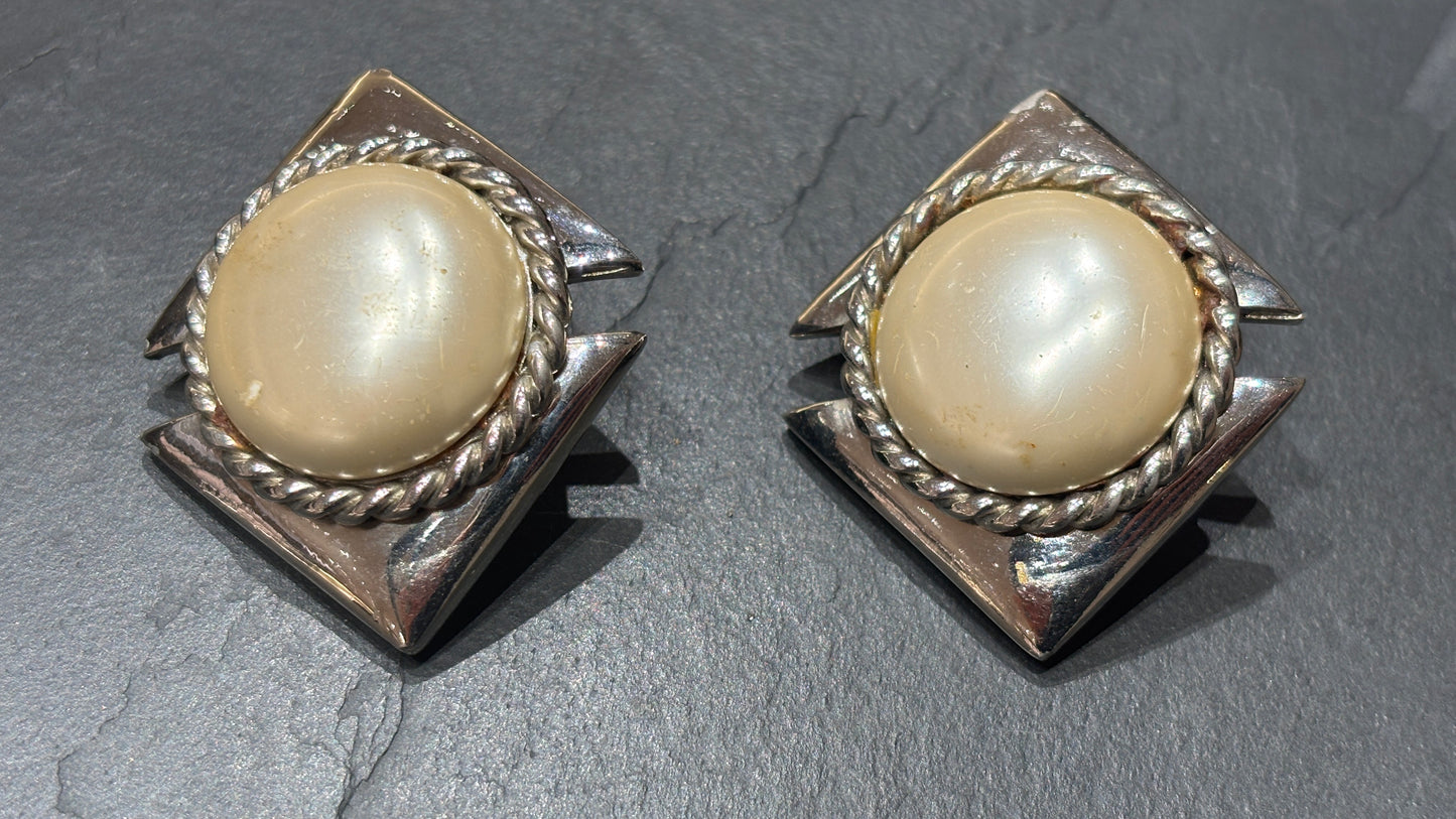 Clips vintage en métal argenté et perles fantaisie