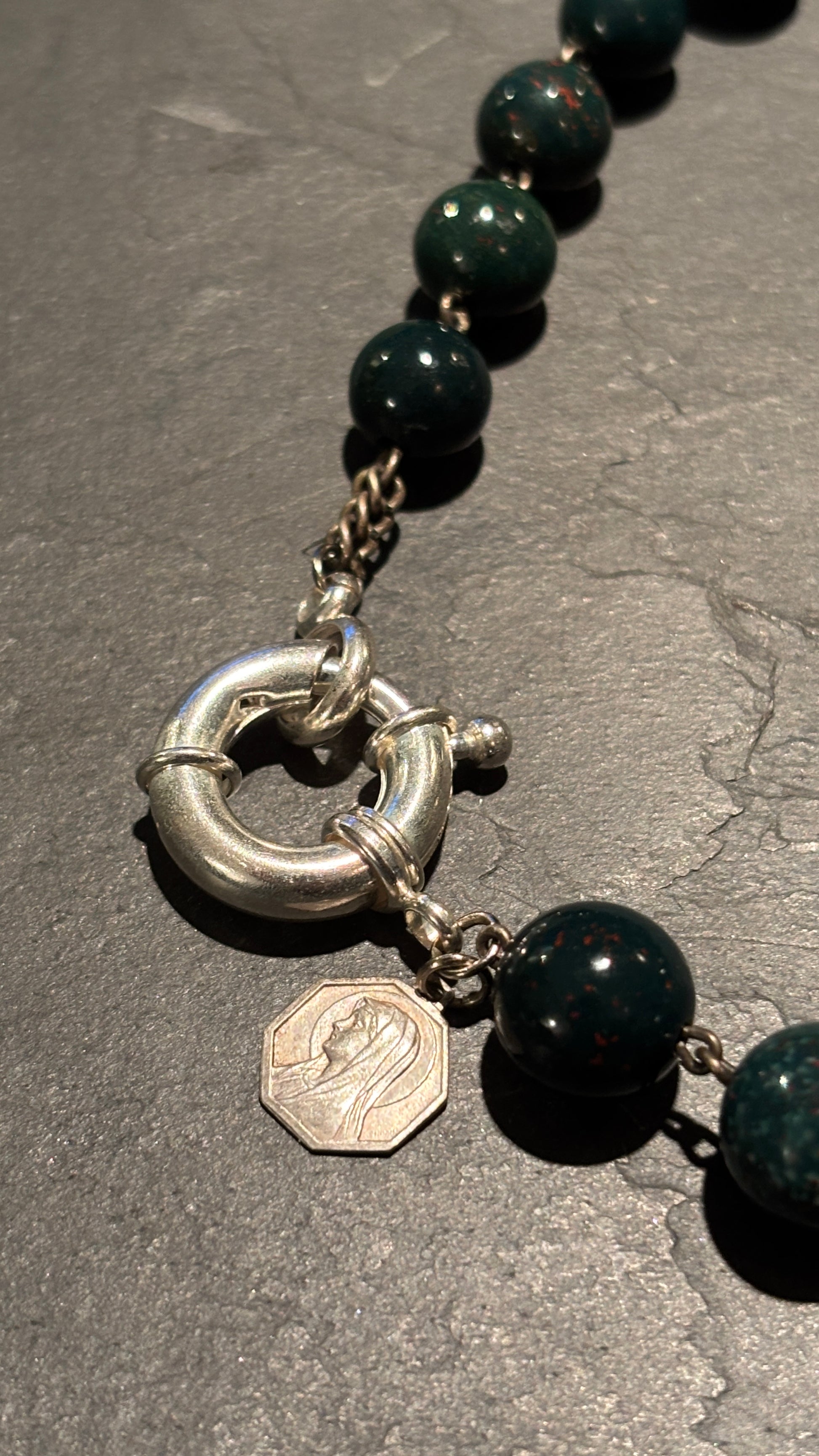Collier chapelet en Calcédoine et Vierge au Voile - blissparis