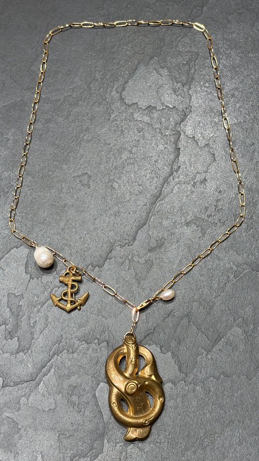 Collier lasso, ancre, perle et motif végétal