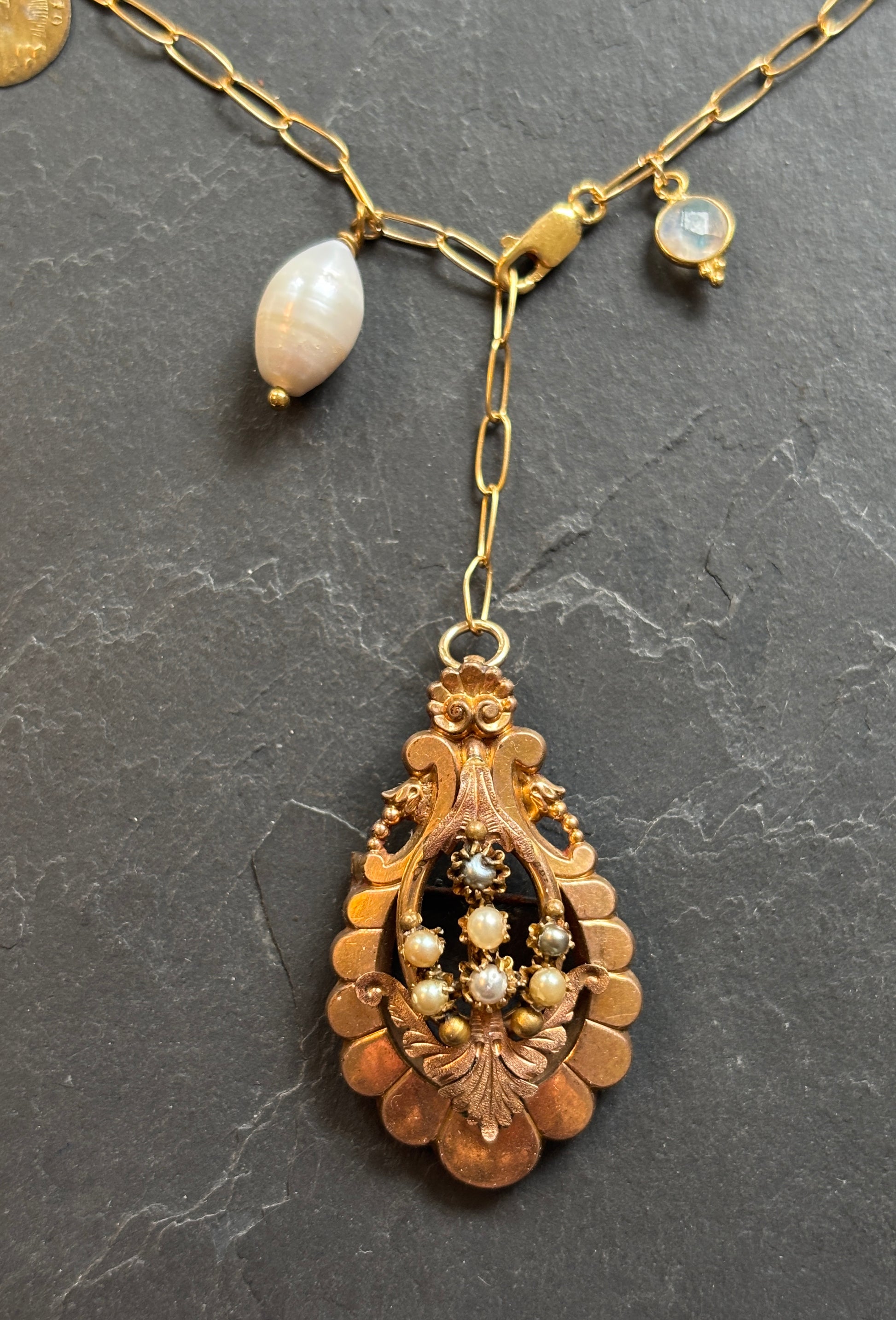 Collier lasso médaillon Napoléon III, perle et pierre de lune - blissparis