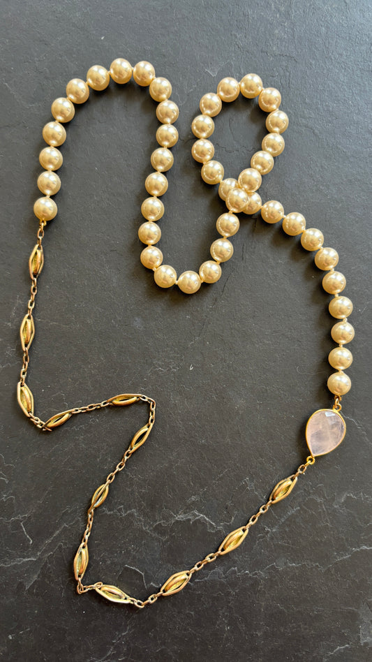 Sautoir en perles, chaîne de montre et quartz rose - blissparis