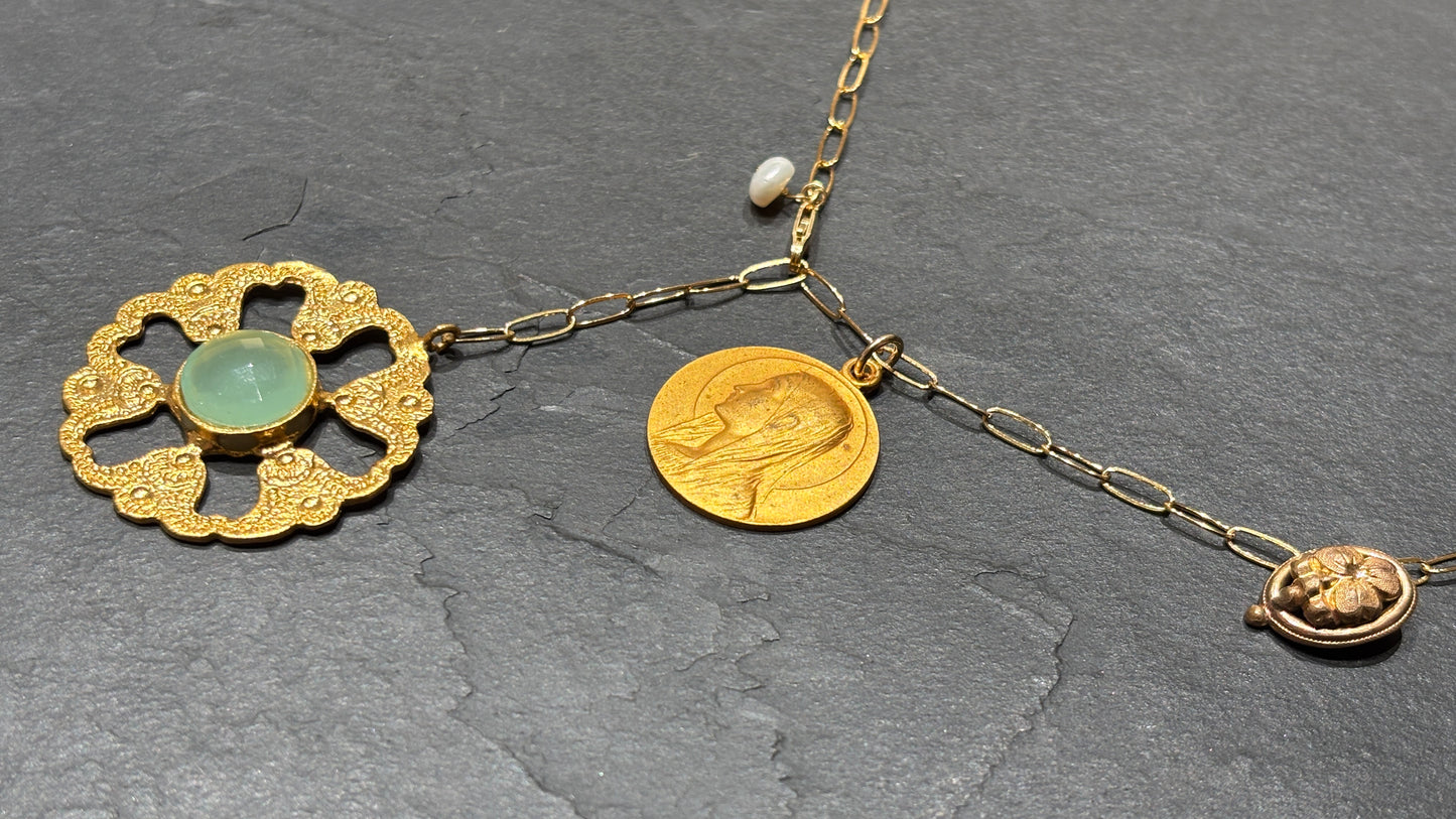 Collier lasso, motif floral et médaille ancienne