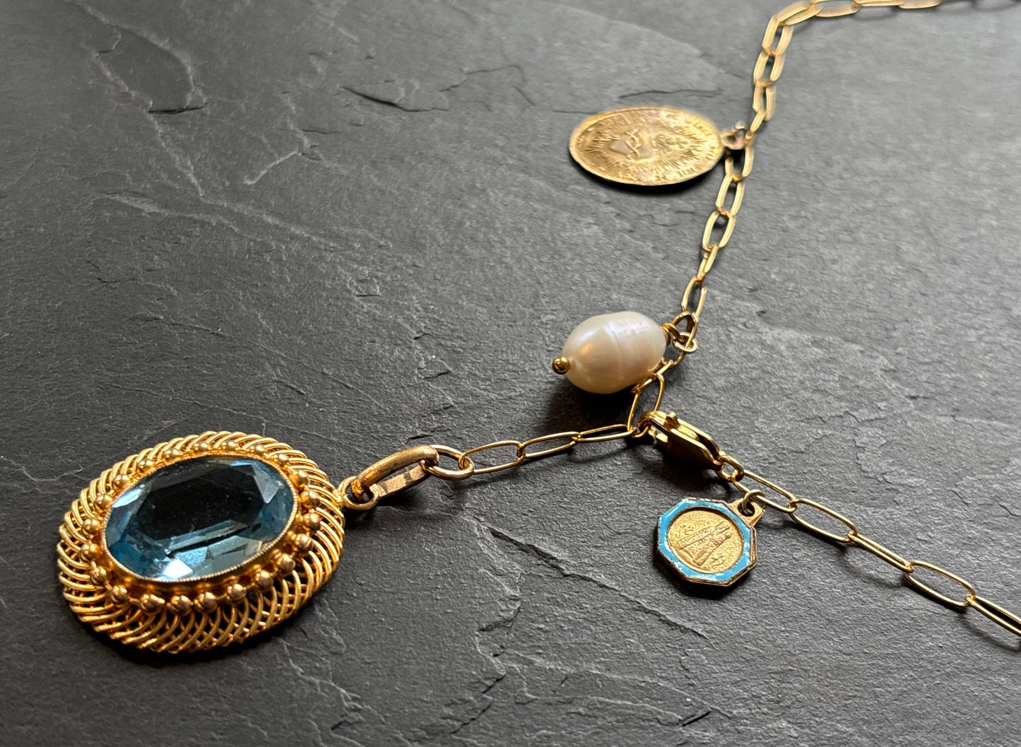 Collier lasso, médaillon en Topaze années 50, Vierge émaillée et perle baroque - blissparis