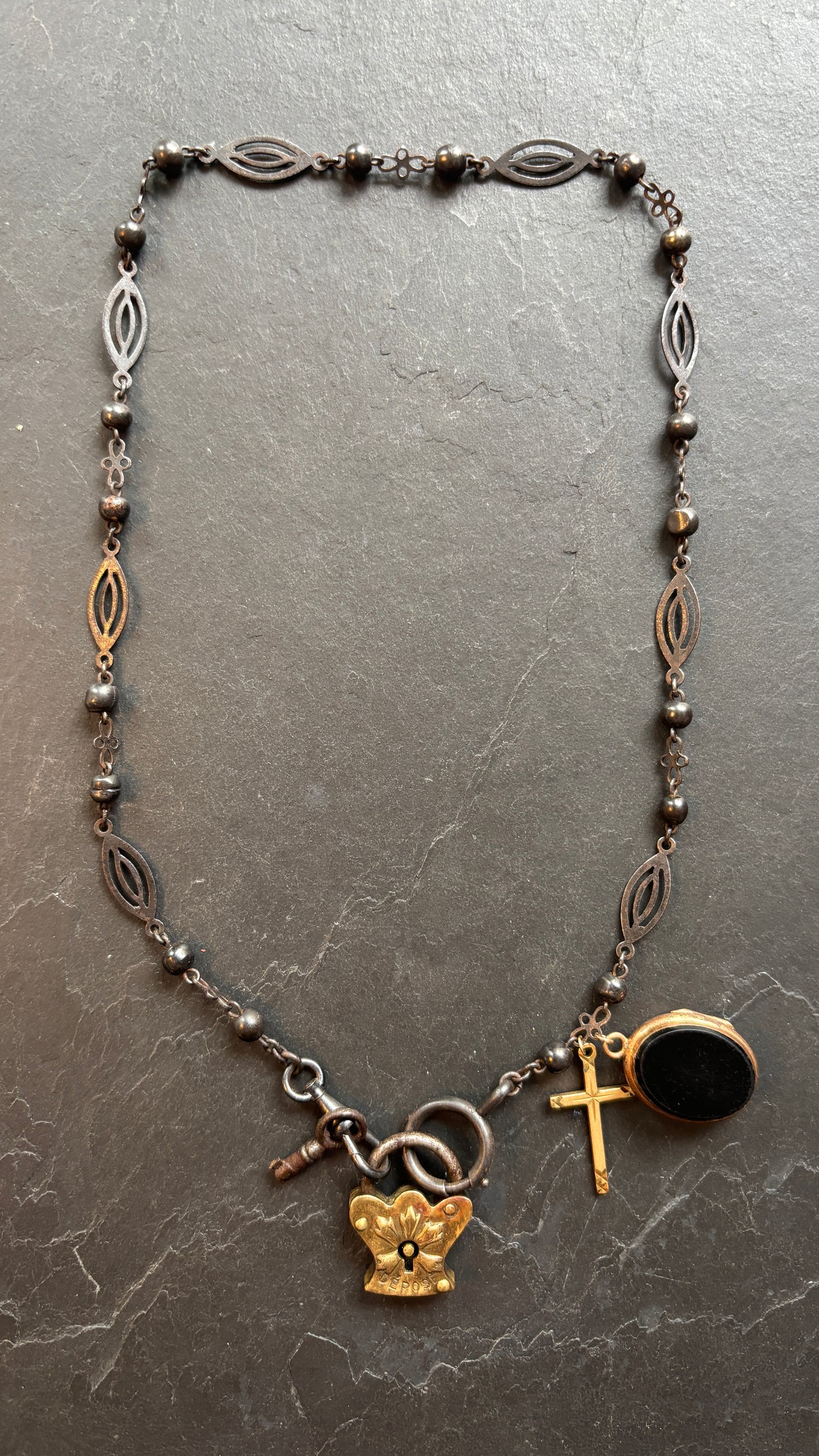 Collier chaîne de montre, cadenas, croix et médaillon à secret - blissparis