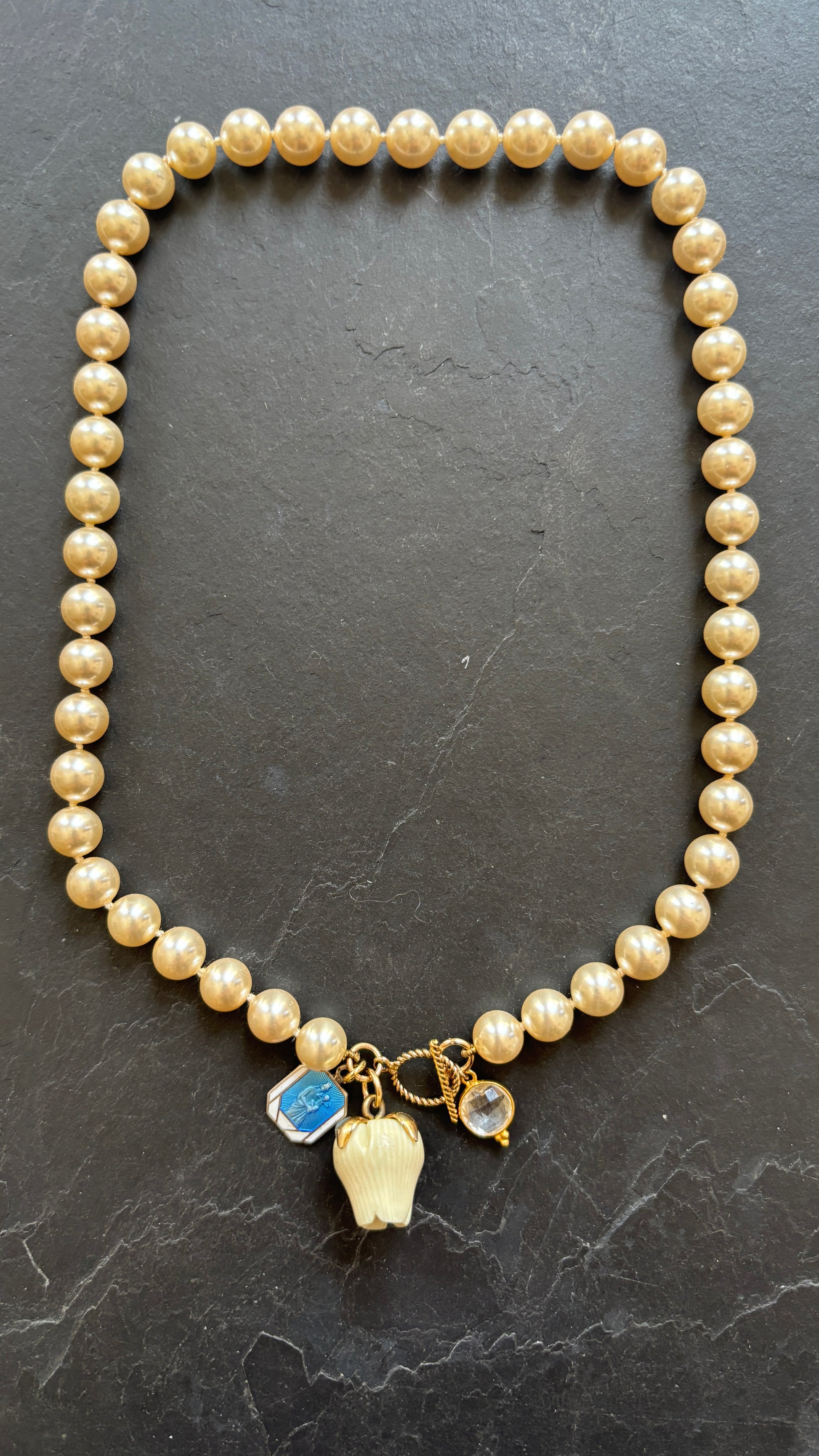 Collier de perles vintage , médaille, rose et cristal de roche - blissparis