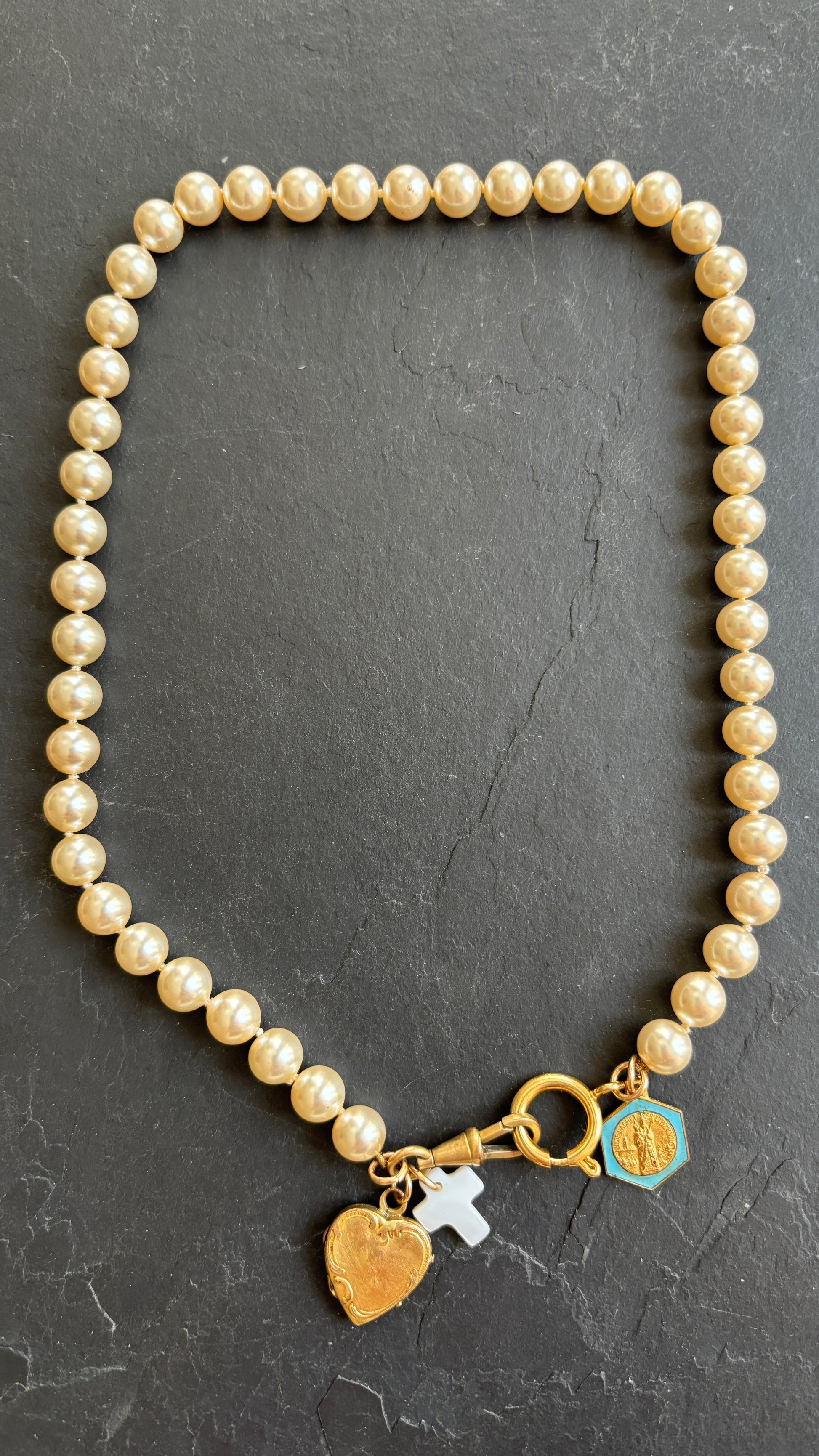 Collier de perles, cœur à secret et médaille de ND de Lachet - blissparis