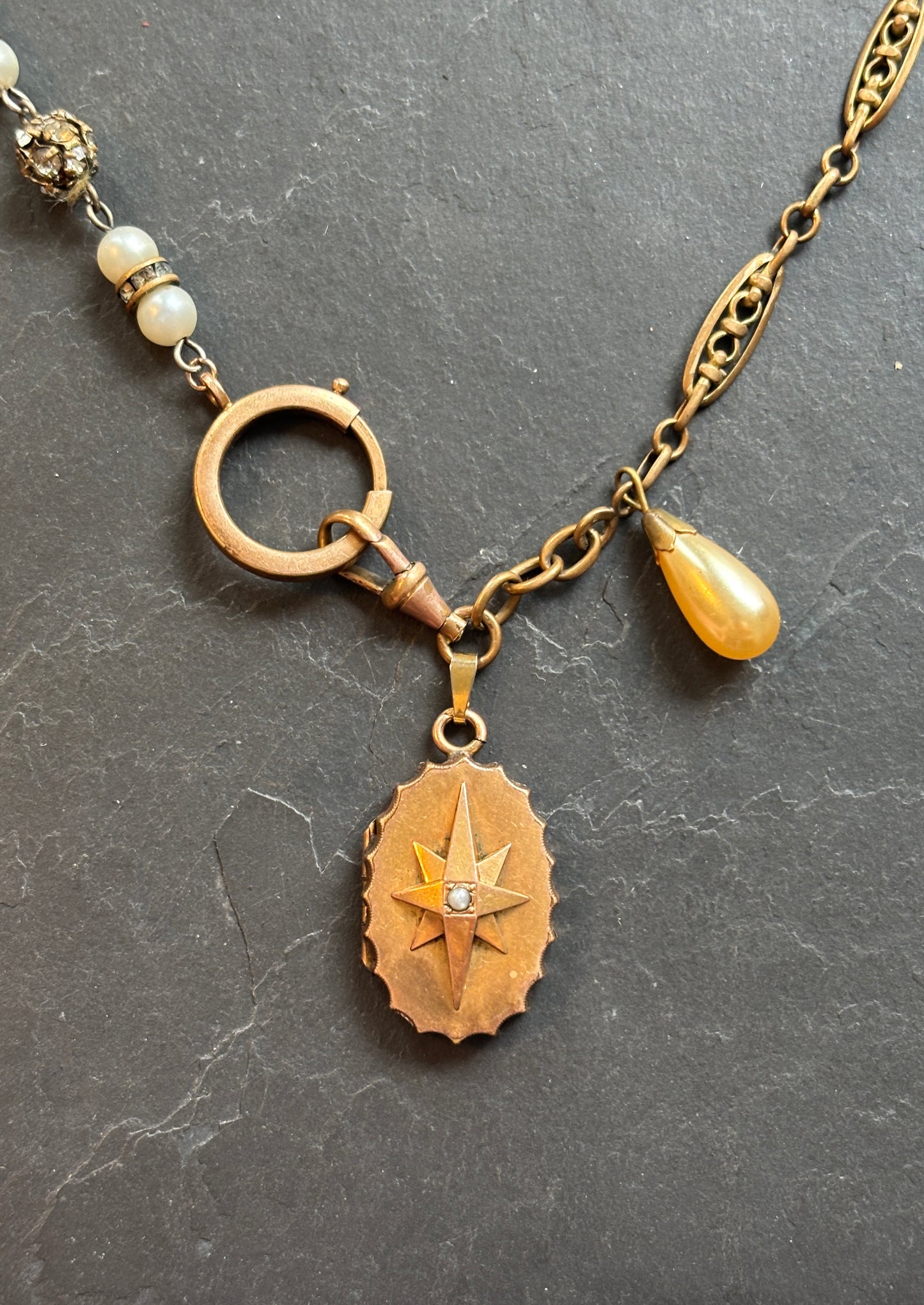 Collier perles, strass, chaîne filgrane et médaillon à secret - blissparis