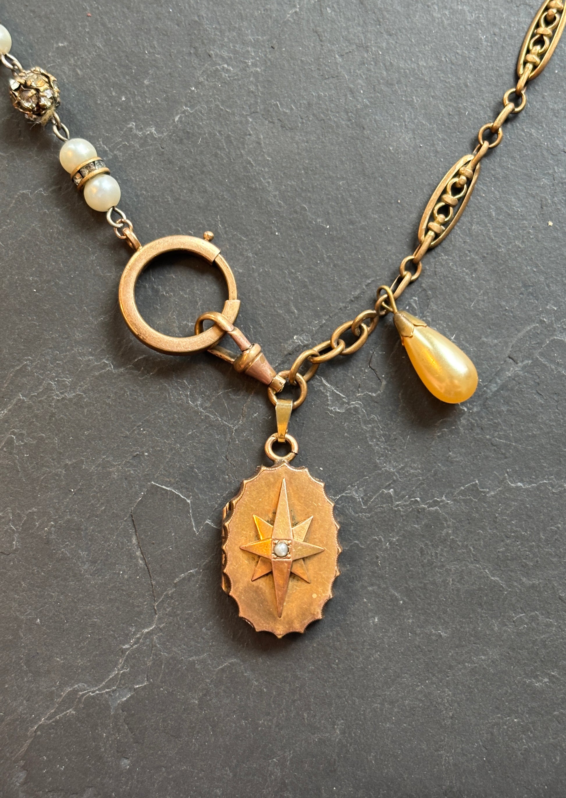 Collier perles, strass, chaîne filgrane et médaillon à secret - blissparis