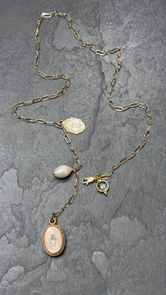 Collier lasso, médaillon à secret et perle