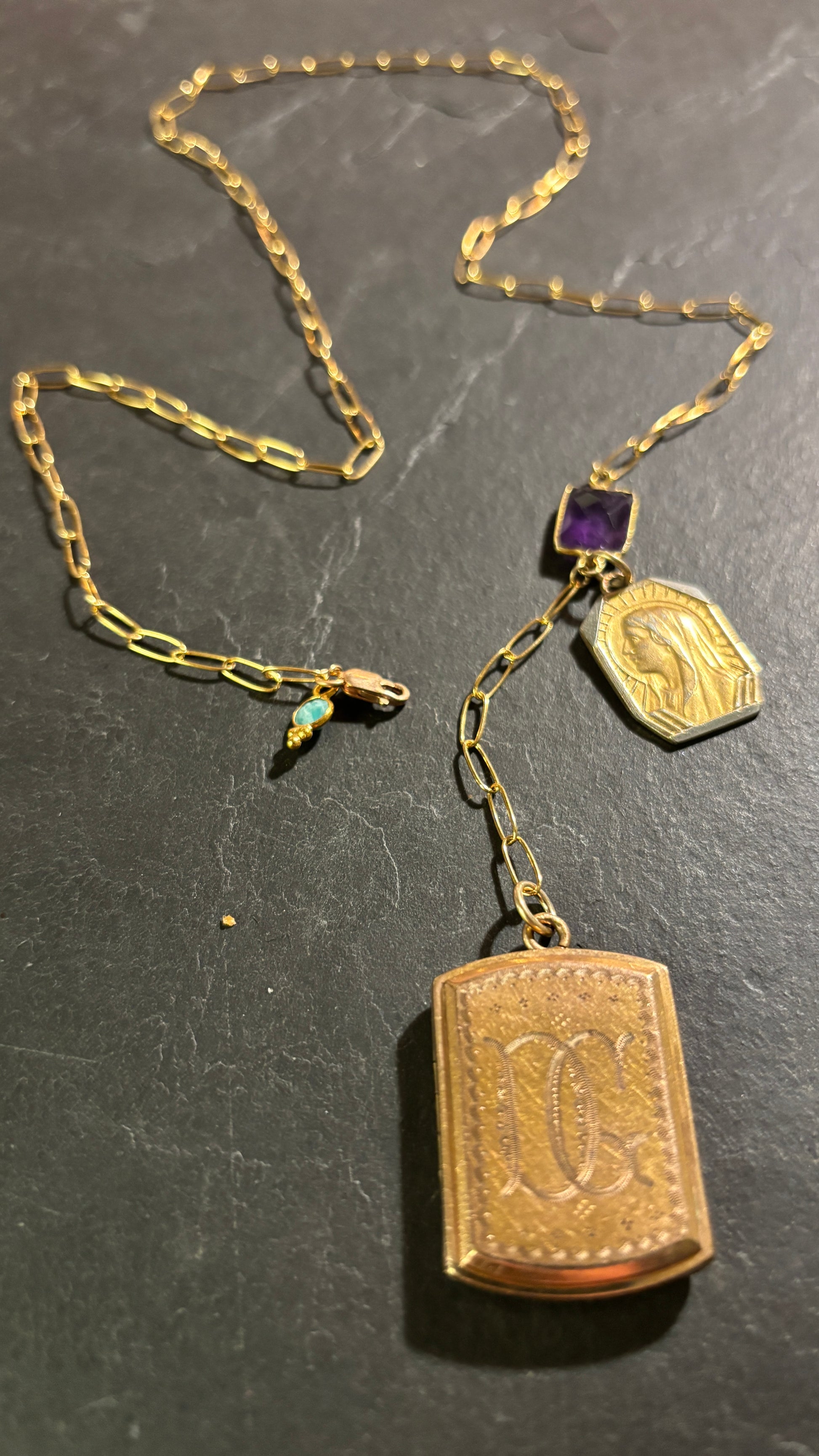 Collier lasso , améthyste et médaille à secret initiales DG. - blissparis
