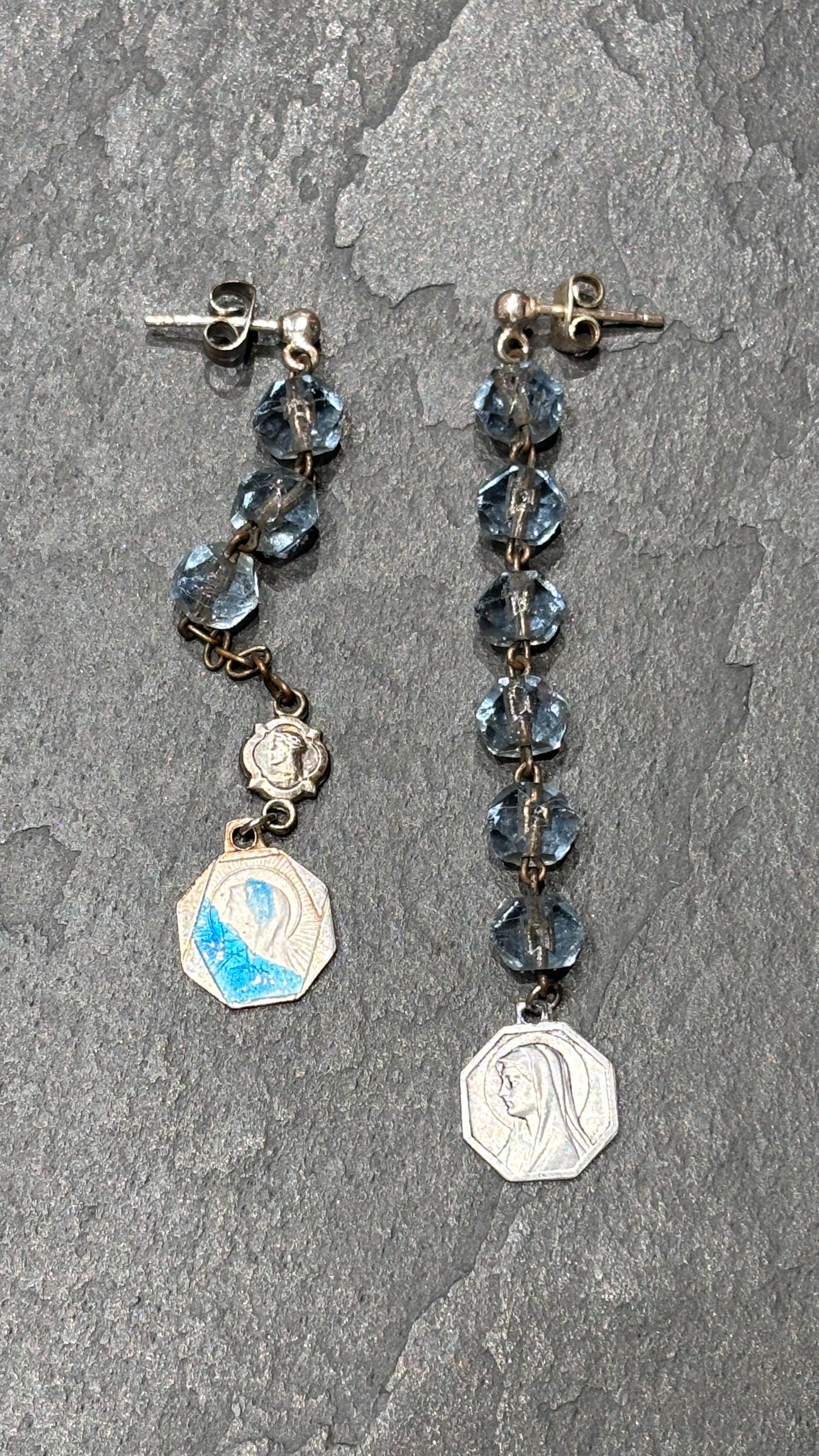 Pendants en chapelet de verre et médailles de la Vierge - blissparis