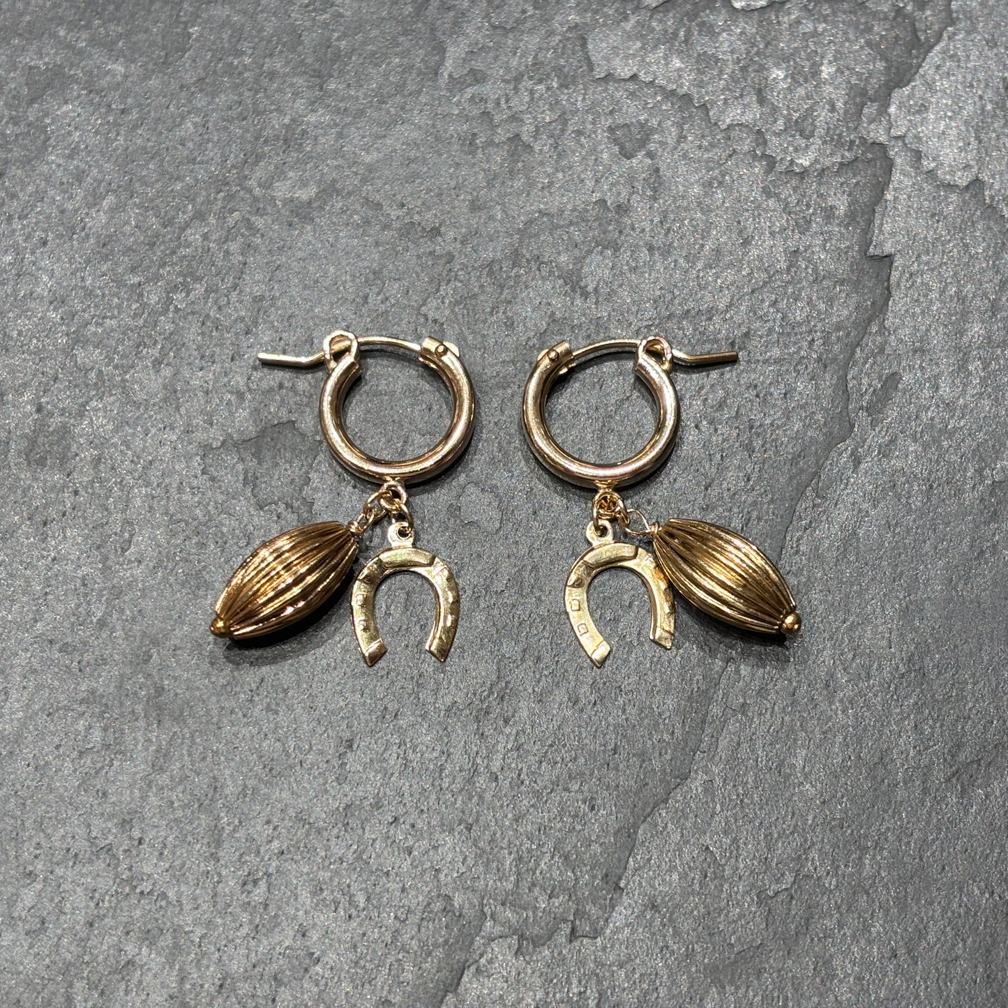 Mini créoles fer a cheval et perles dorées