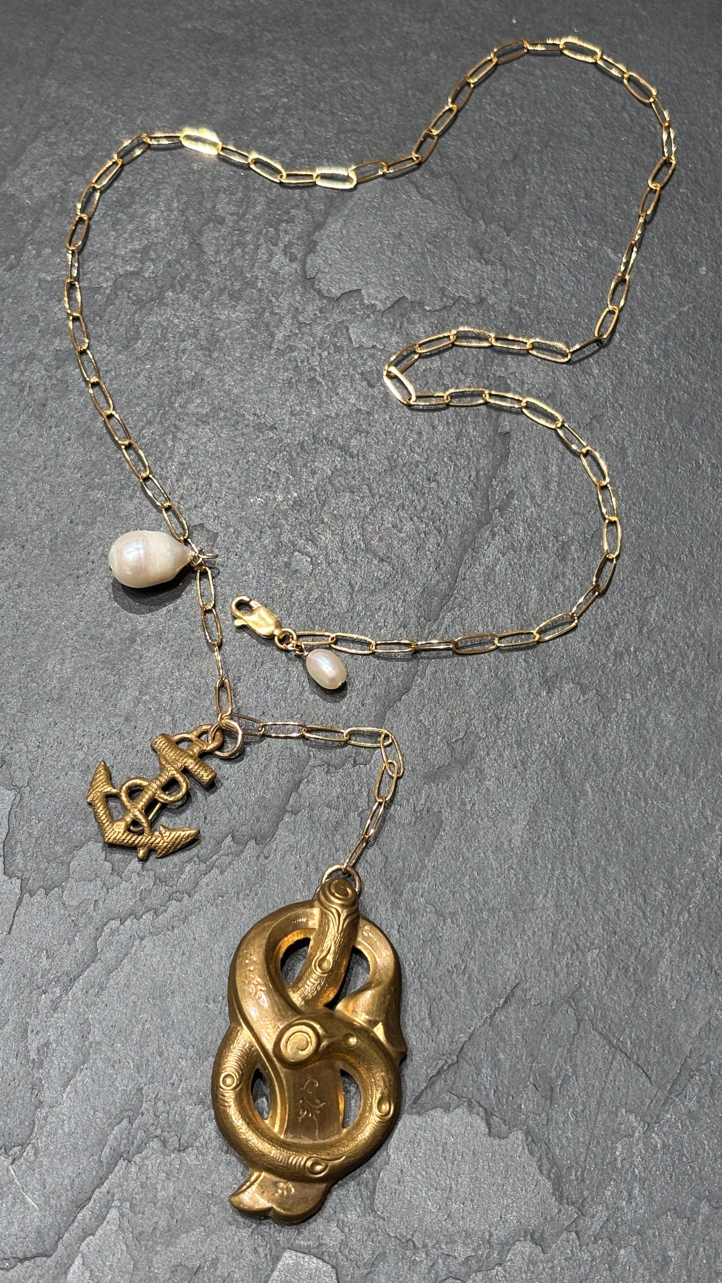 Collier lasso, ancre, perle et motif végétal