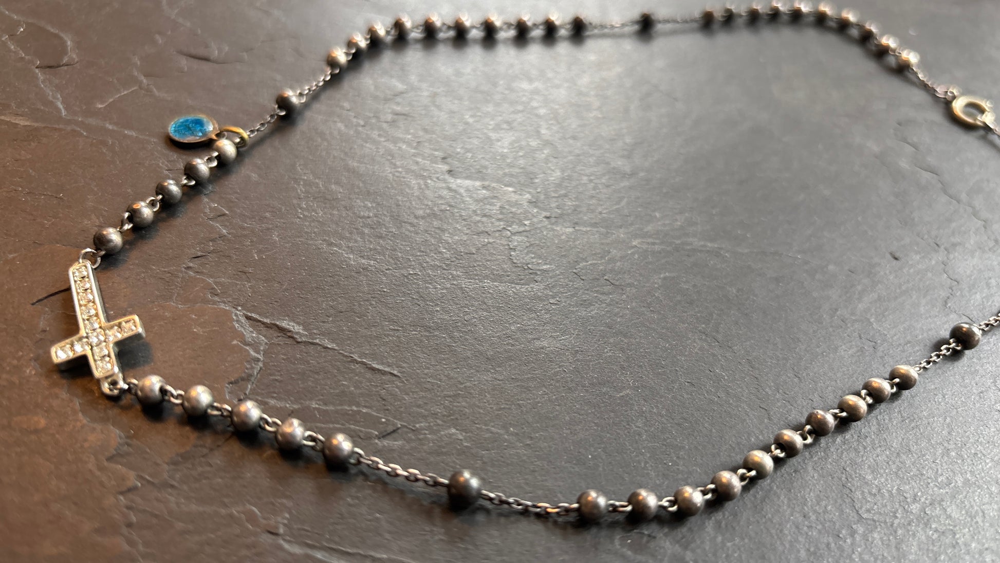 Collier chapelet en perles d’inox, médaille émaillée et croix strassée - blissparis