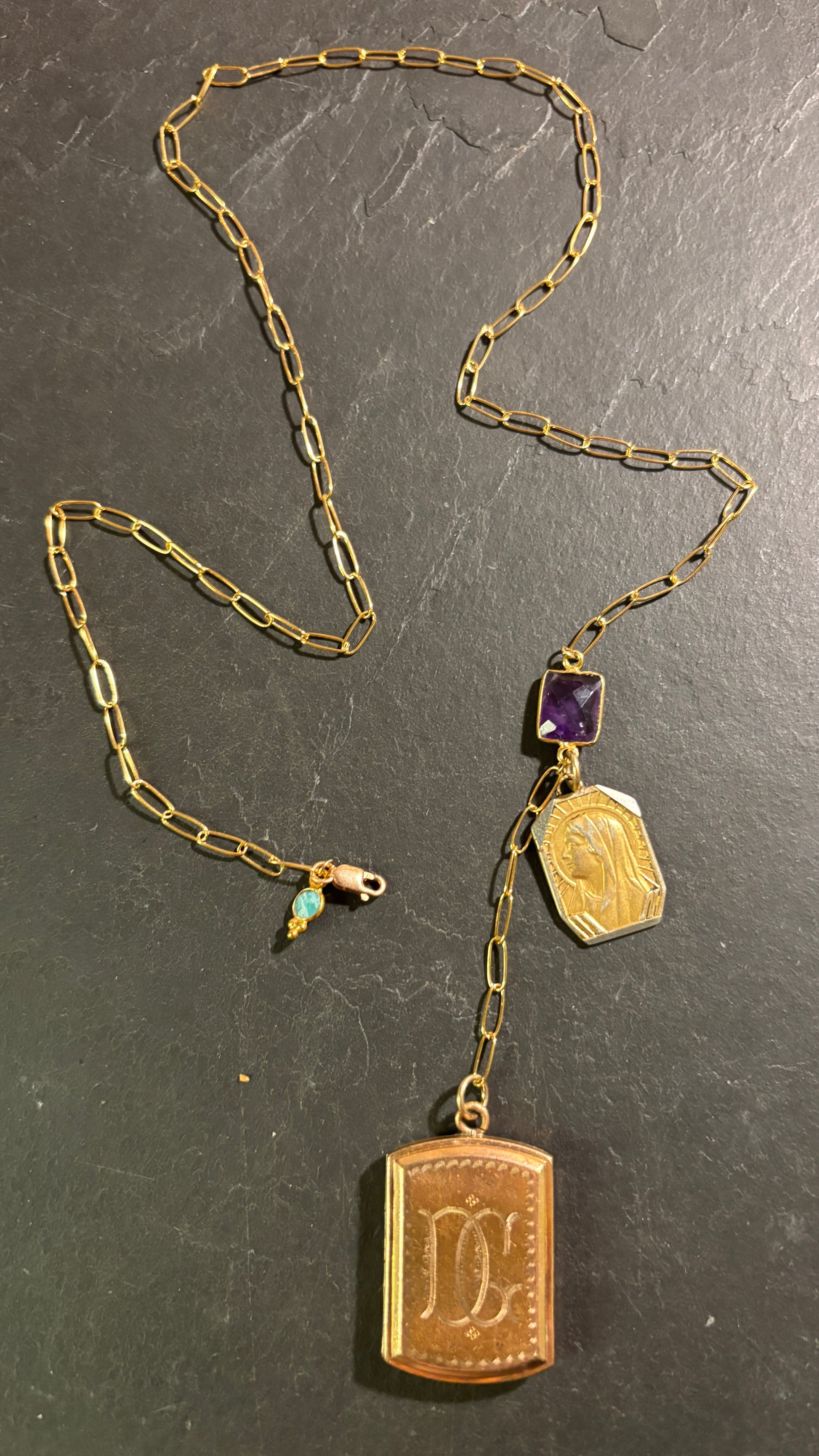 Collier lasso , améthyste et médaille à secret initiales DG. - blissparis