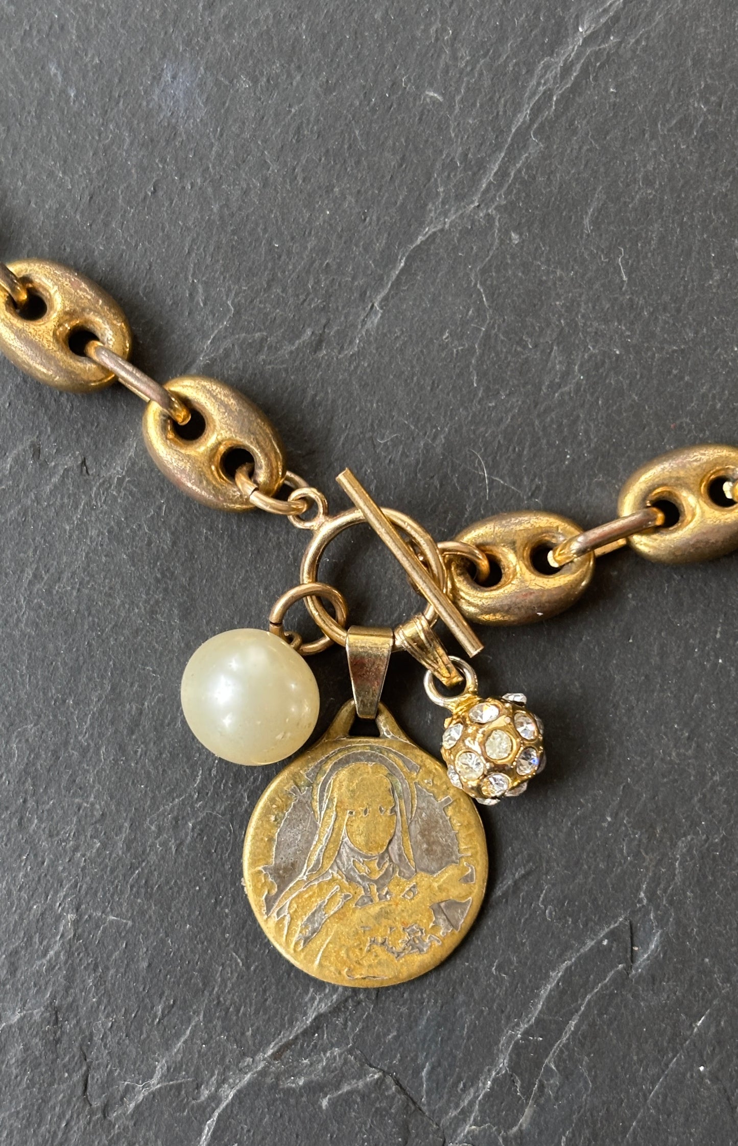Collier court, maille grain de café et médailles - blissparis