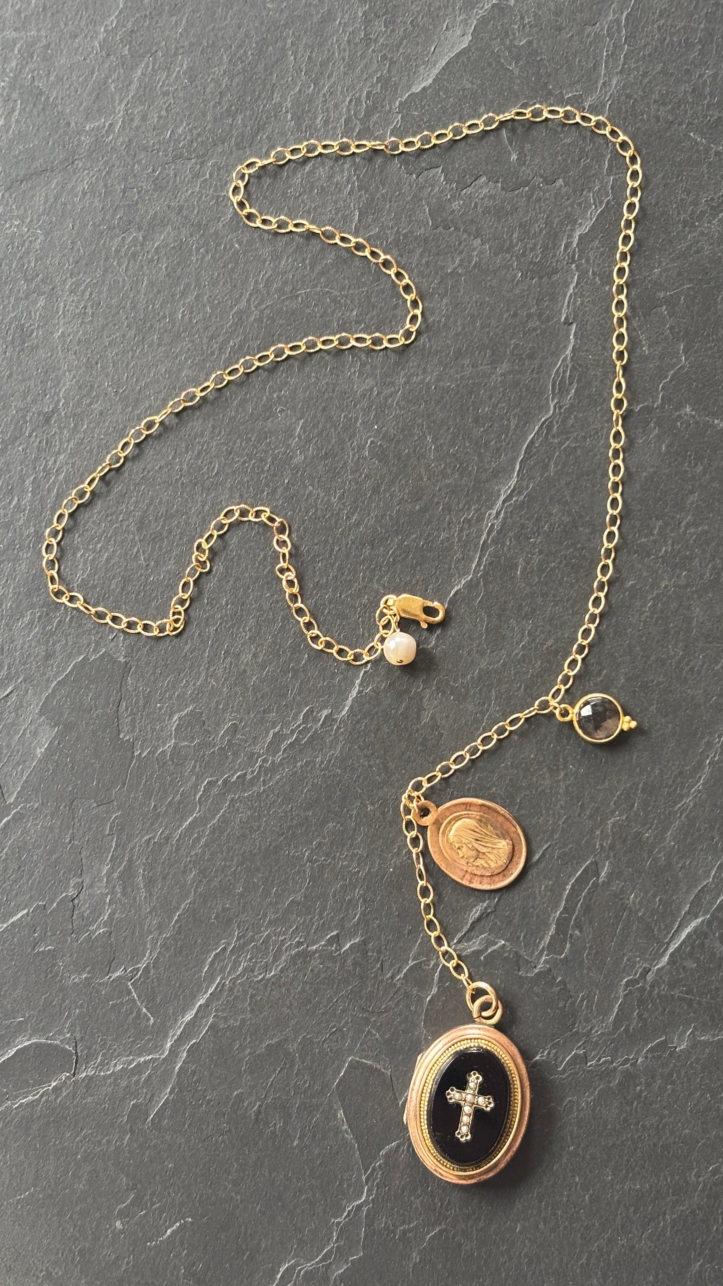 Collier lasso, médaillon Napoléon III, quartz et perle