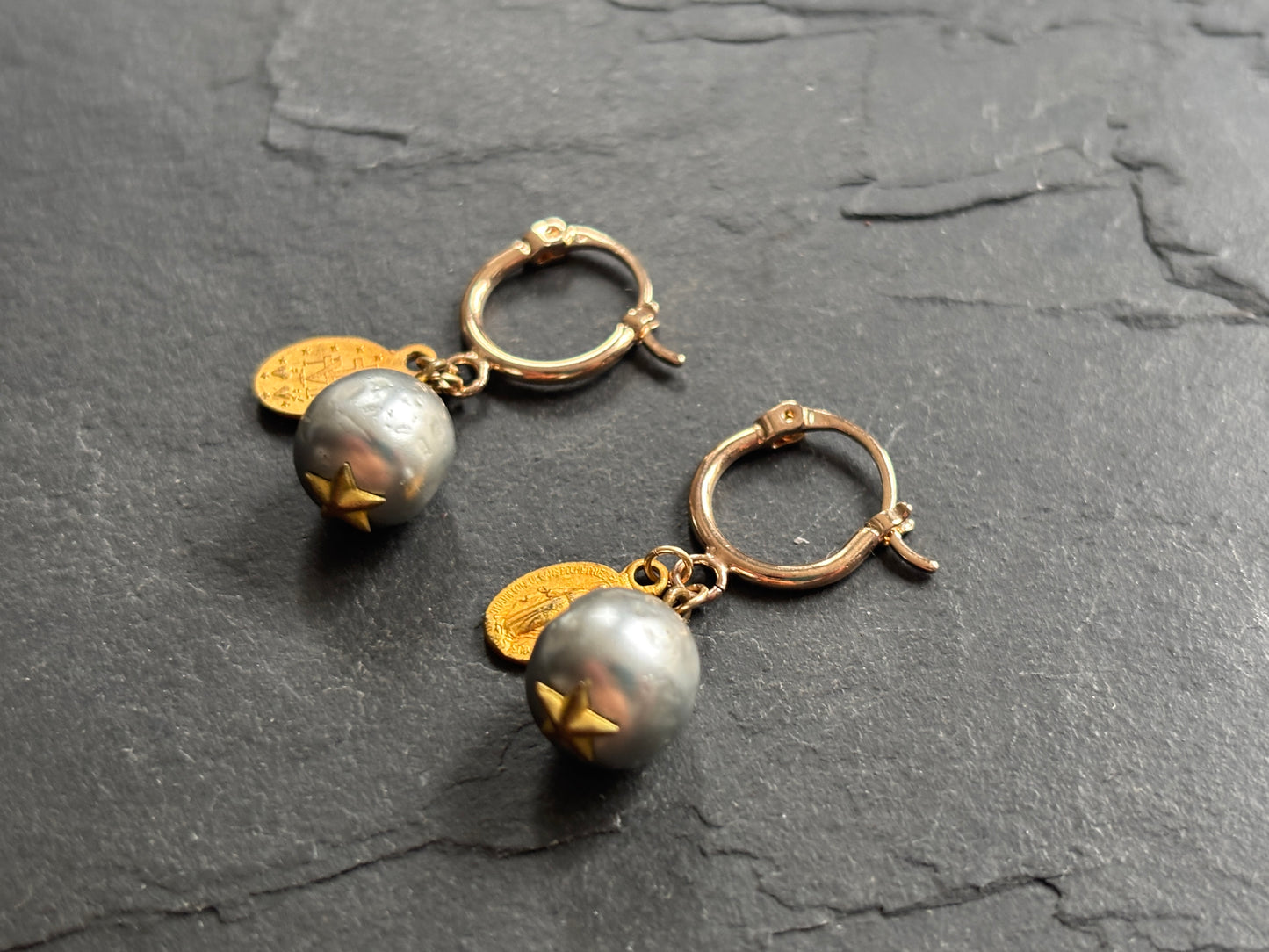 Mini créoles médailles miraculeuses et perles grises