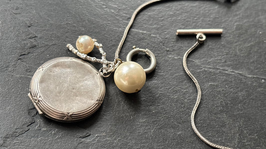 Collier en argent, médaillon à secret et perles