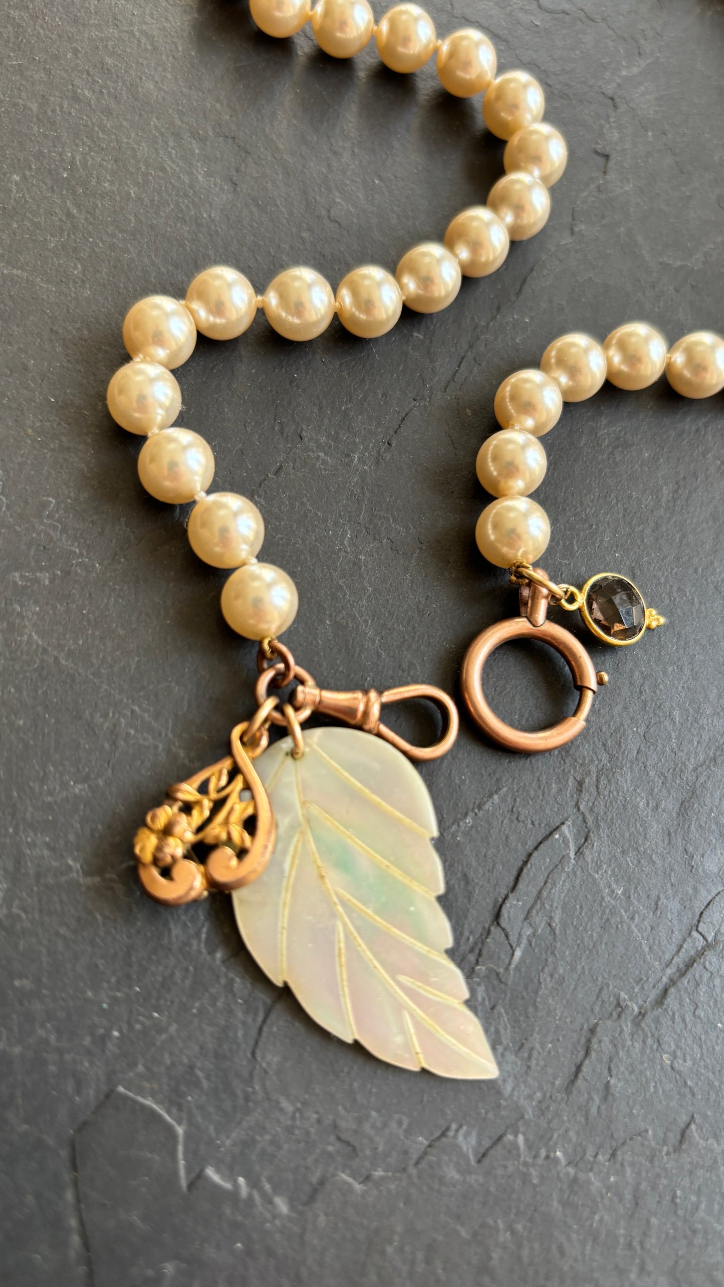 Collier de perles , feuille de nacre et pendentifs - blissparis
