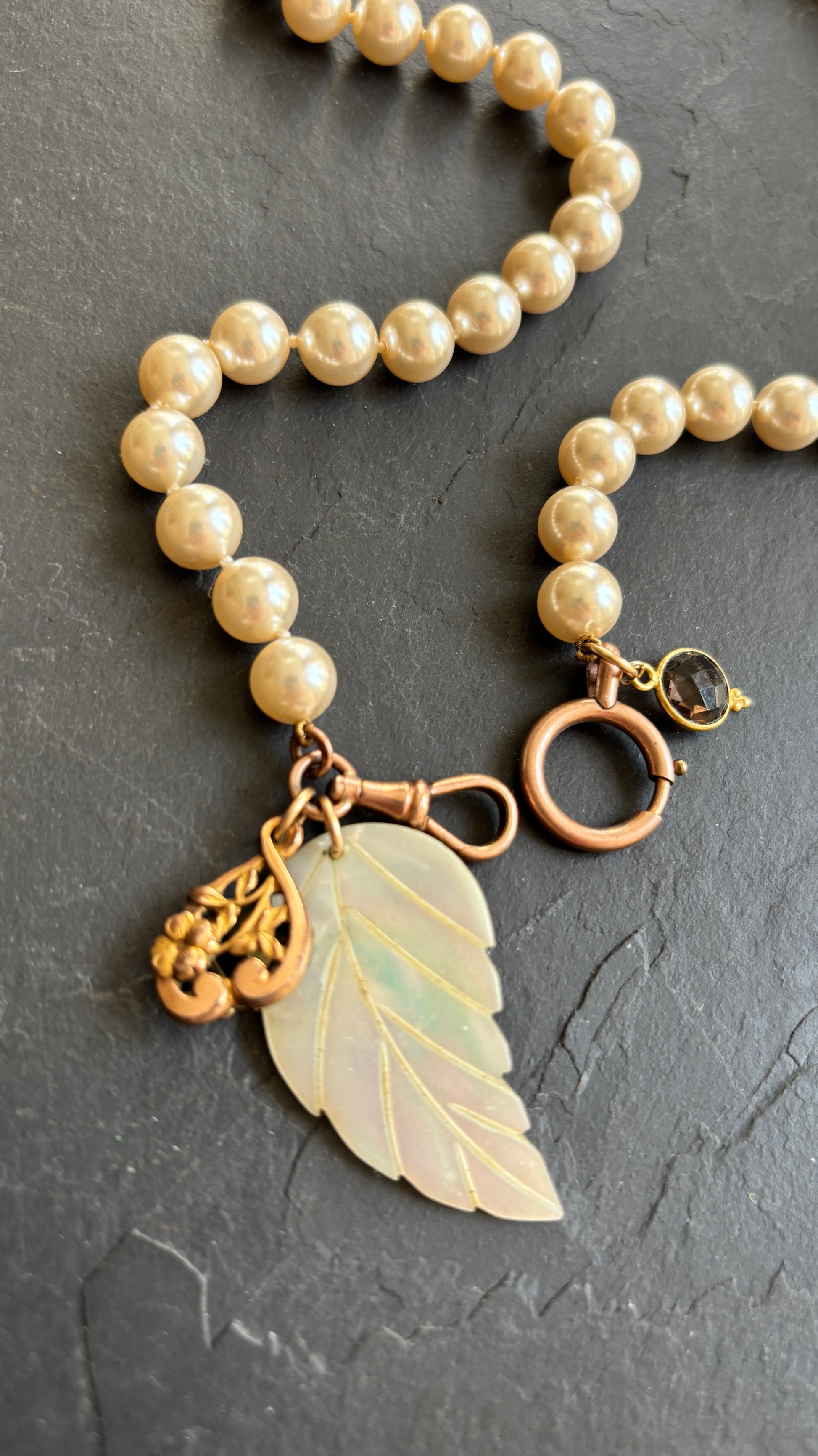 Collier de perles , feuille de nacre et pendentifs - blissparis