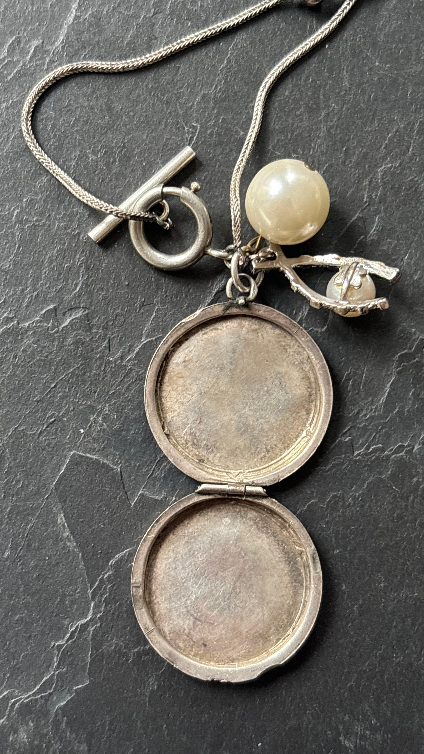 Collier en argent, médaillon à secret et perles