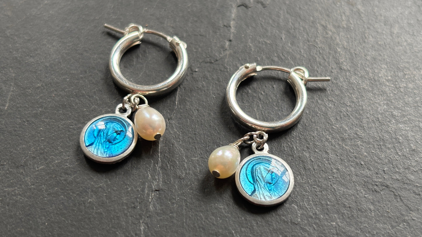 Mini créoles en argent , perles et médailles