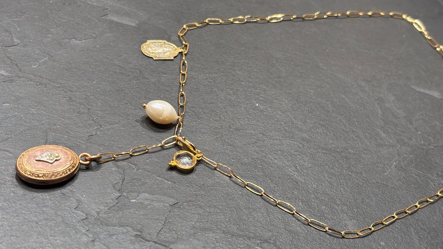 Collier lasso, médaillon à secret et perle