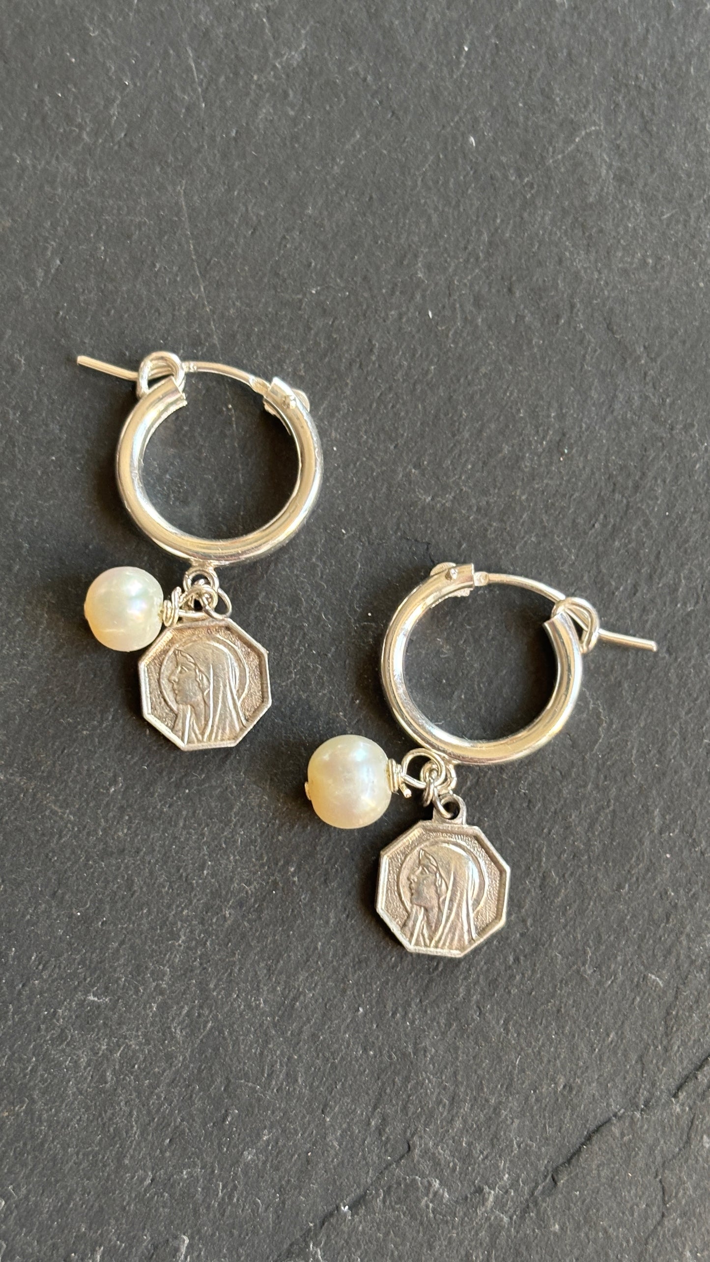 Mini créoles argent , perles et médailles - blissparis