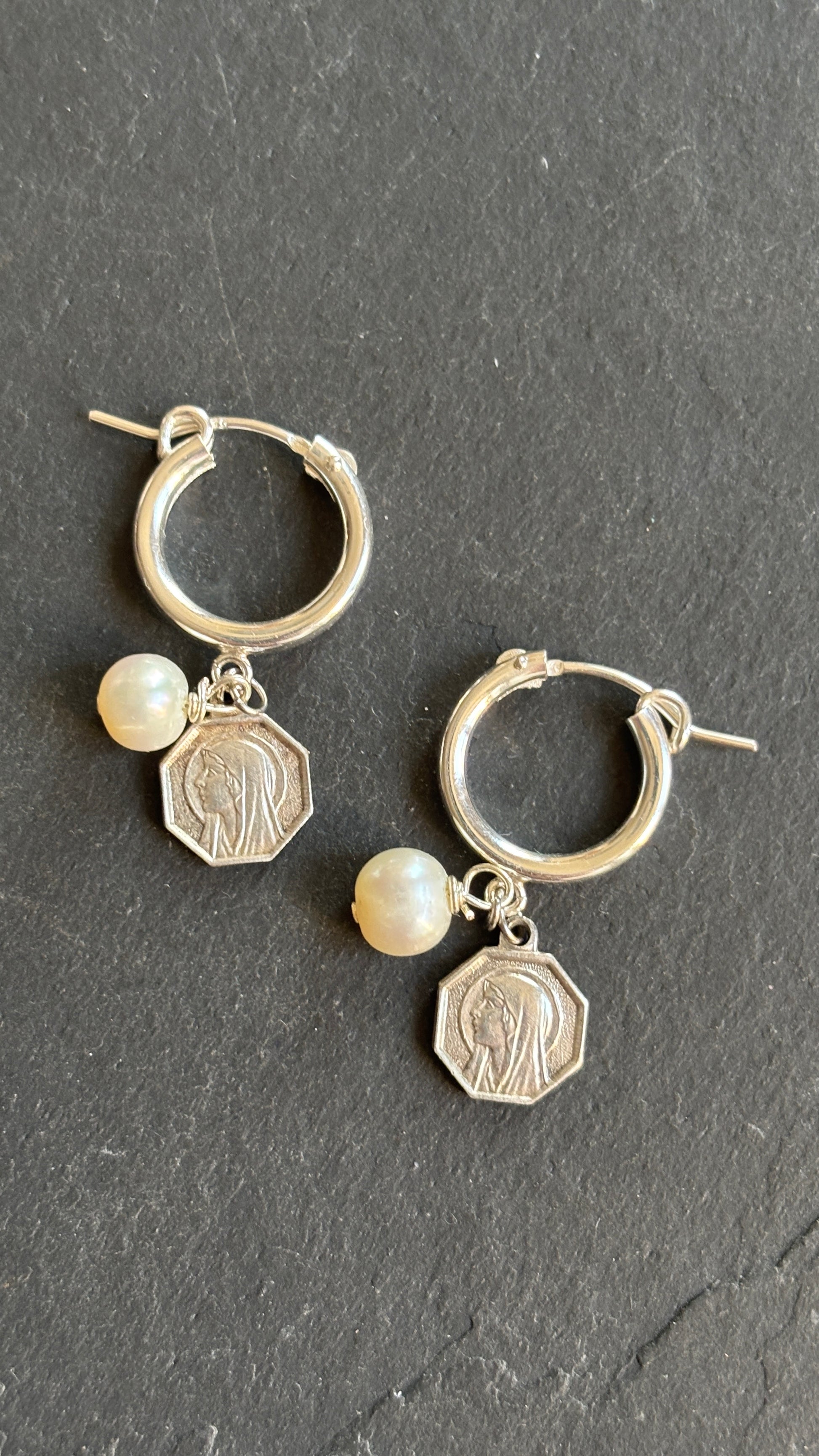 Mini créoles argent , perles et médailles - blissparis