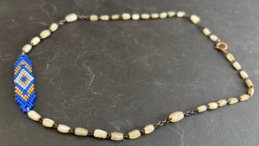 Collier en chapelet de nacre et motif brésilien - blissparis