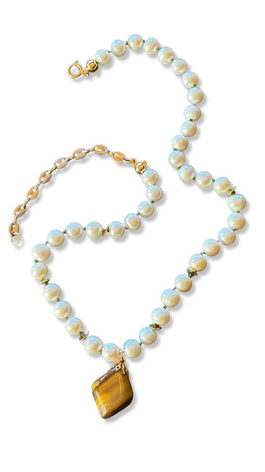 Collier de perles sur fil vert et Oeil de tigre