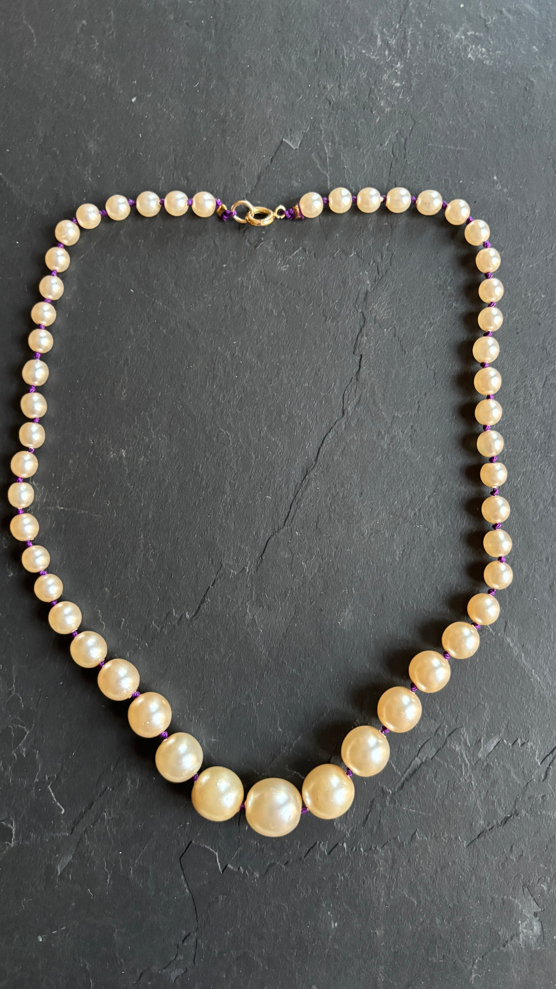Collier de perles noué sur fil violet - blissparis