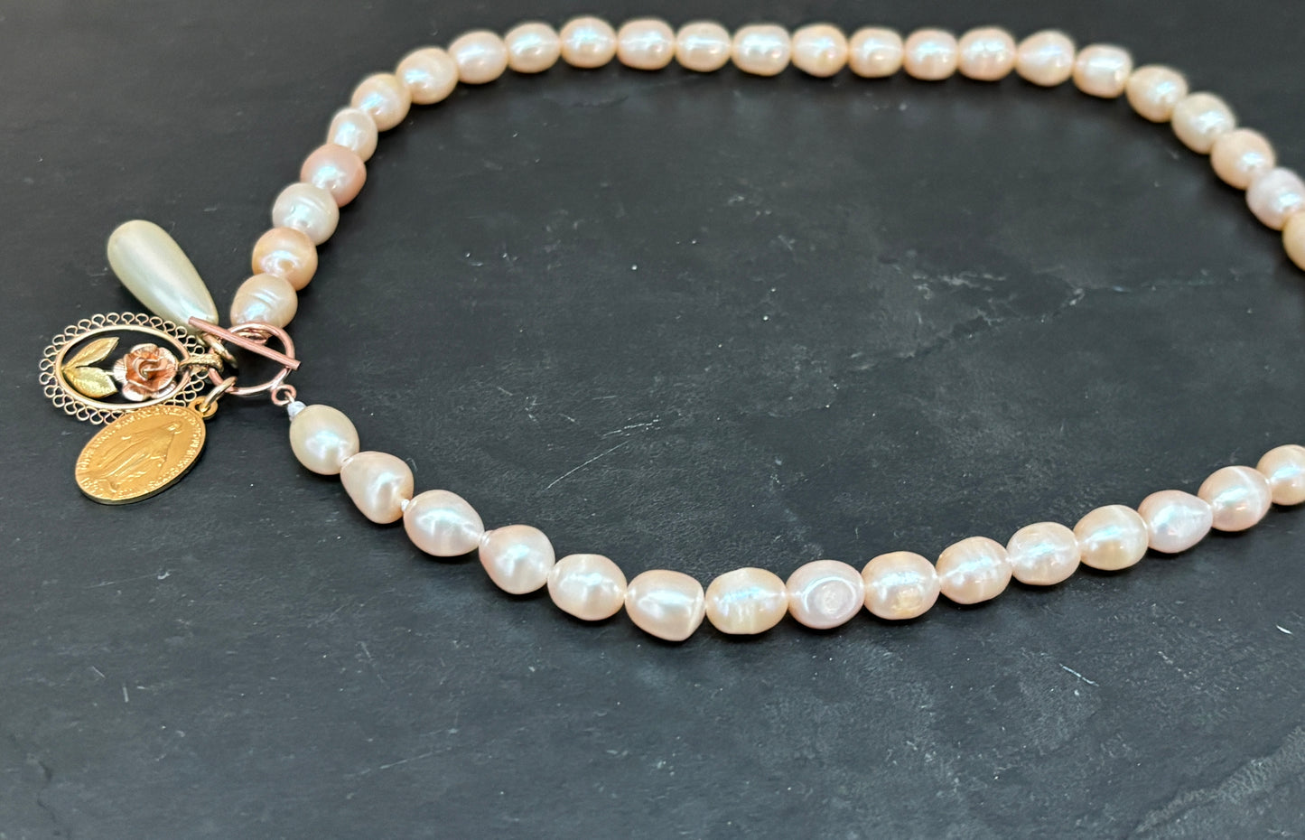 Collier de perles baroques rosées, pendentif à la rose, médaille miraculeuse
