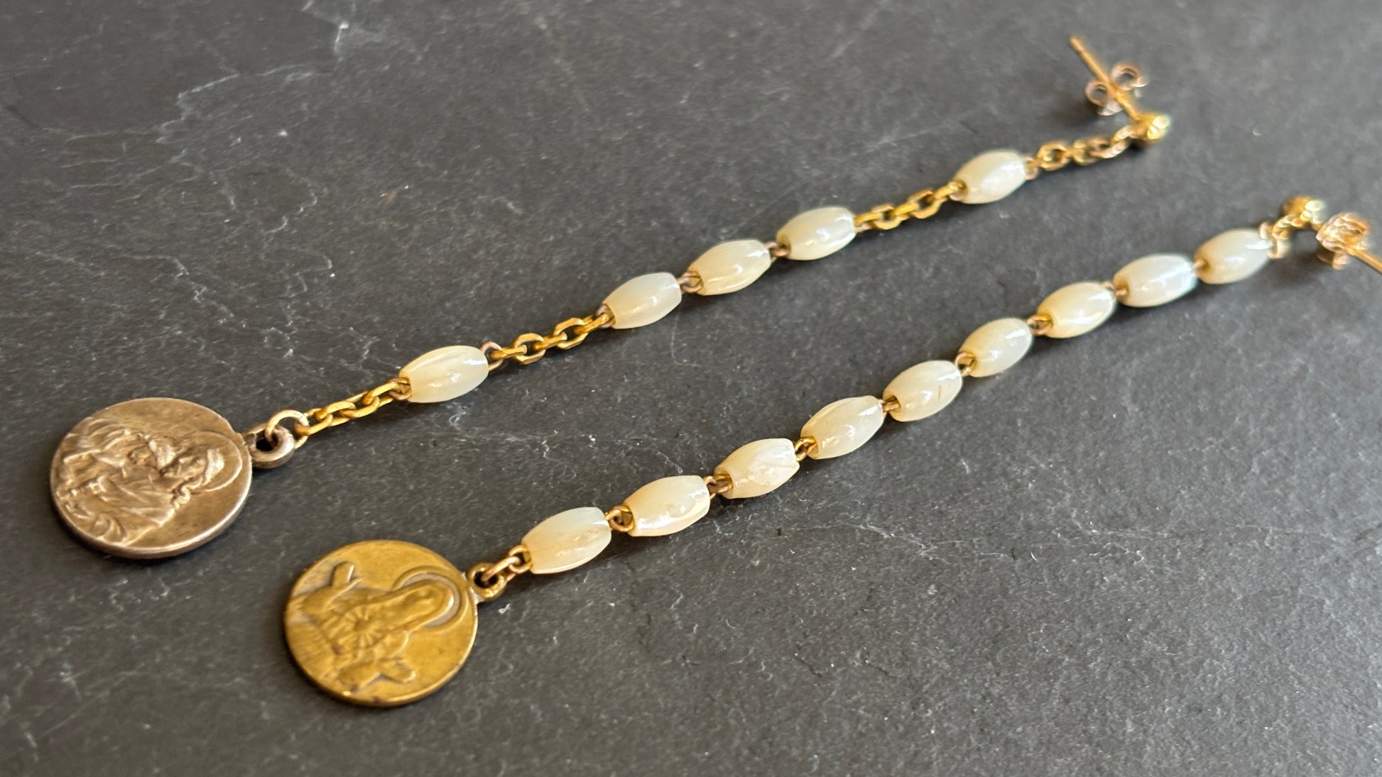 Pendants en perles de nacre et médailles - blissparis