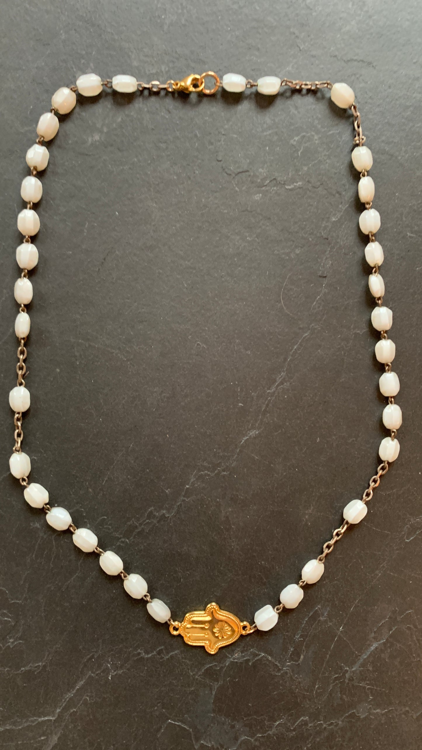 Collier chapelet blanc et Khamsa - blissparis