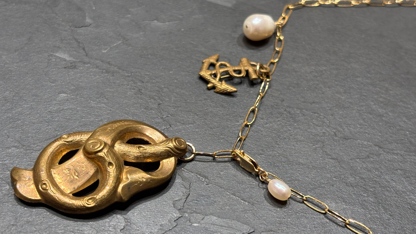 Collier lasso, ancre, perle et motif végétal
