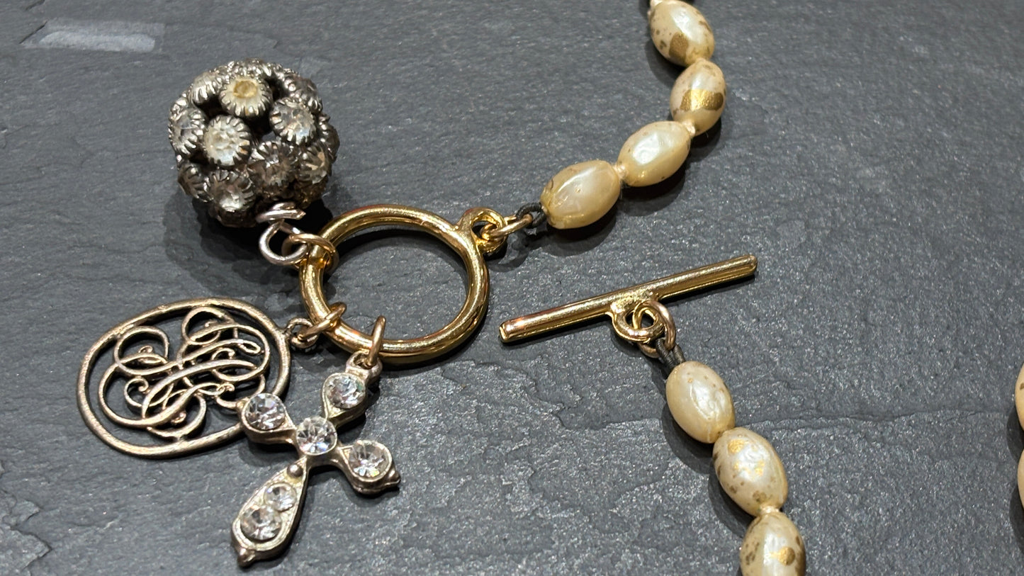 Collier de perles fantaisies, médailles et strass