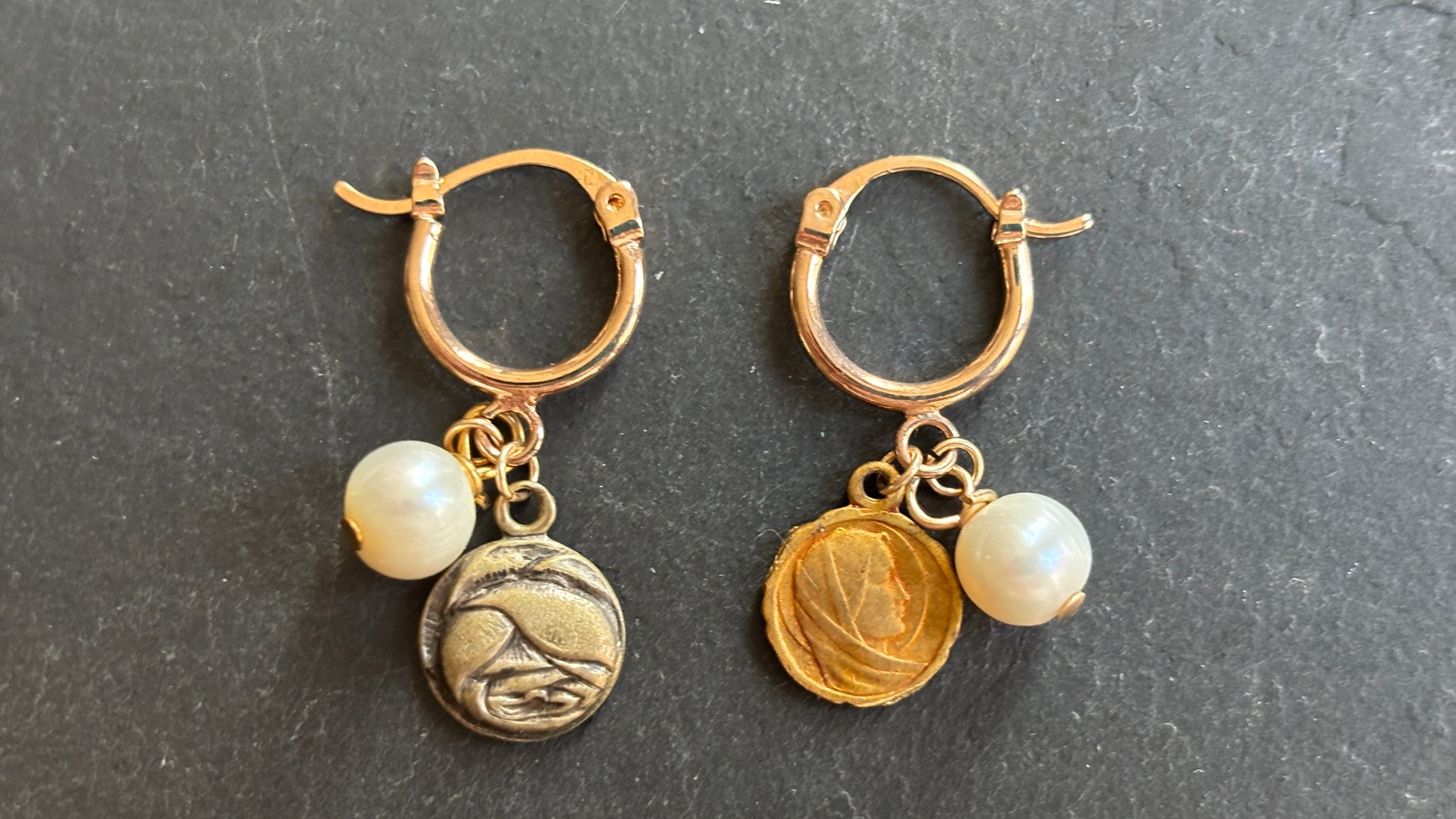 Mini créoles goldfilled, perles et médailles - blissparis