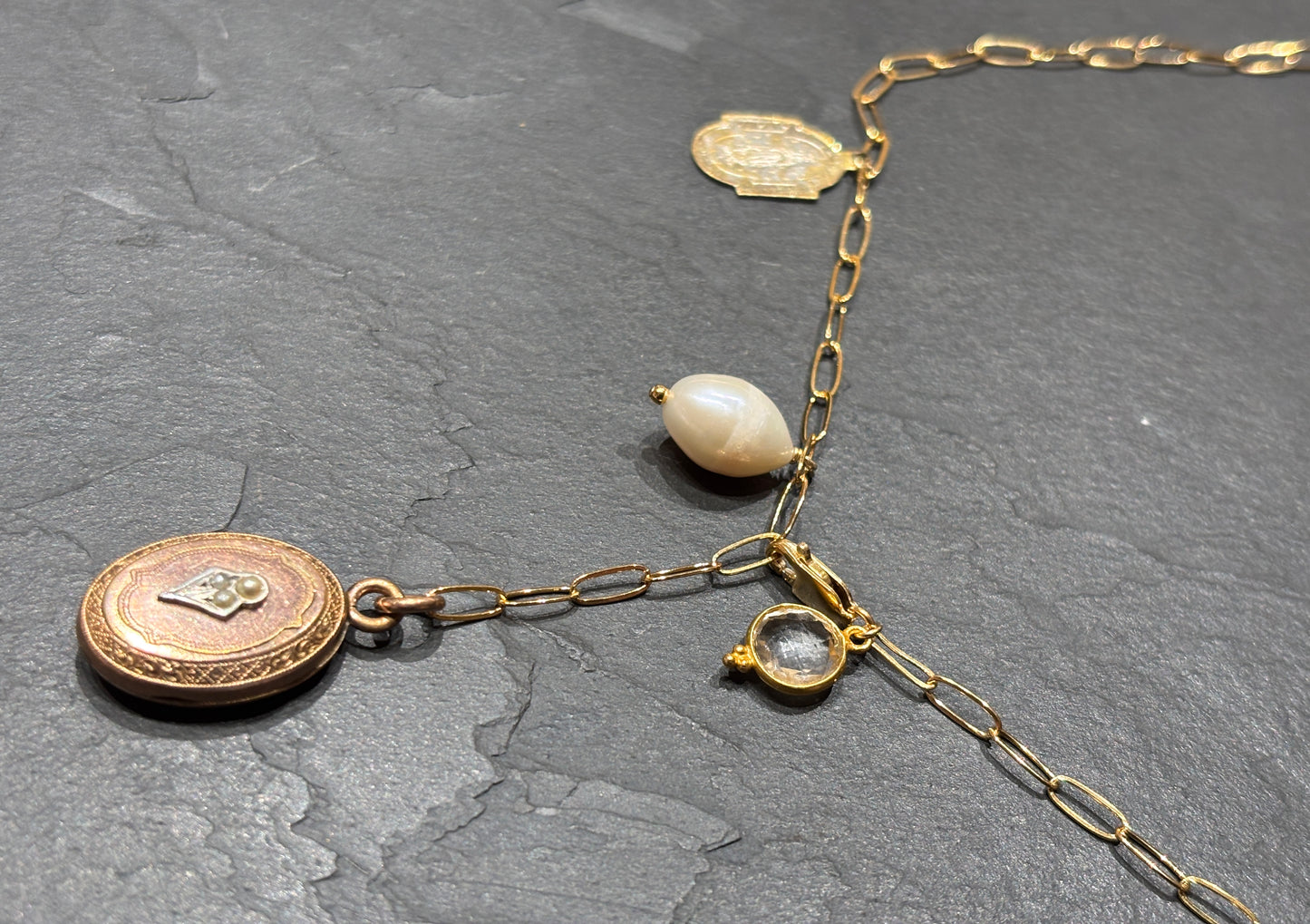 Collier lasso, médaillon à secret et perle