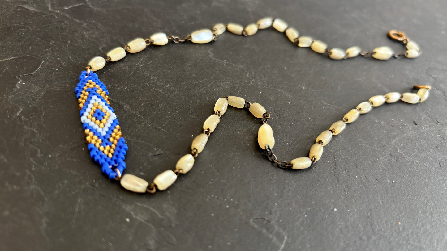 Collier en chapelet de nacre et motif brésilien - blissparis