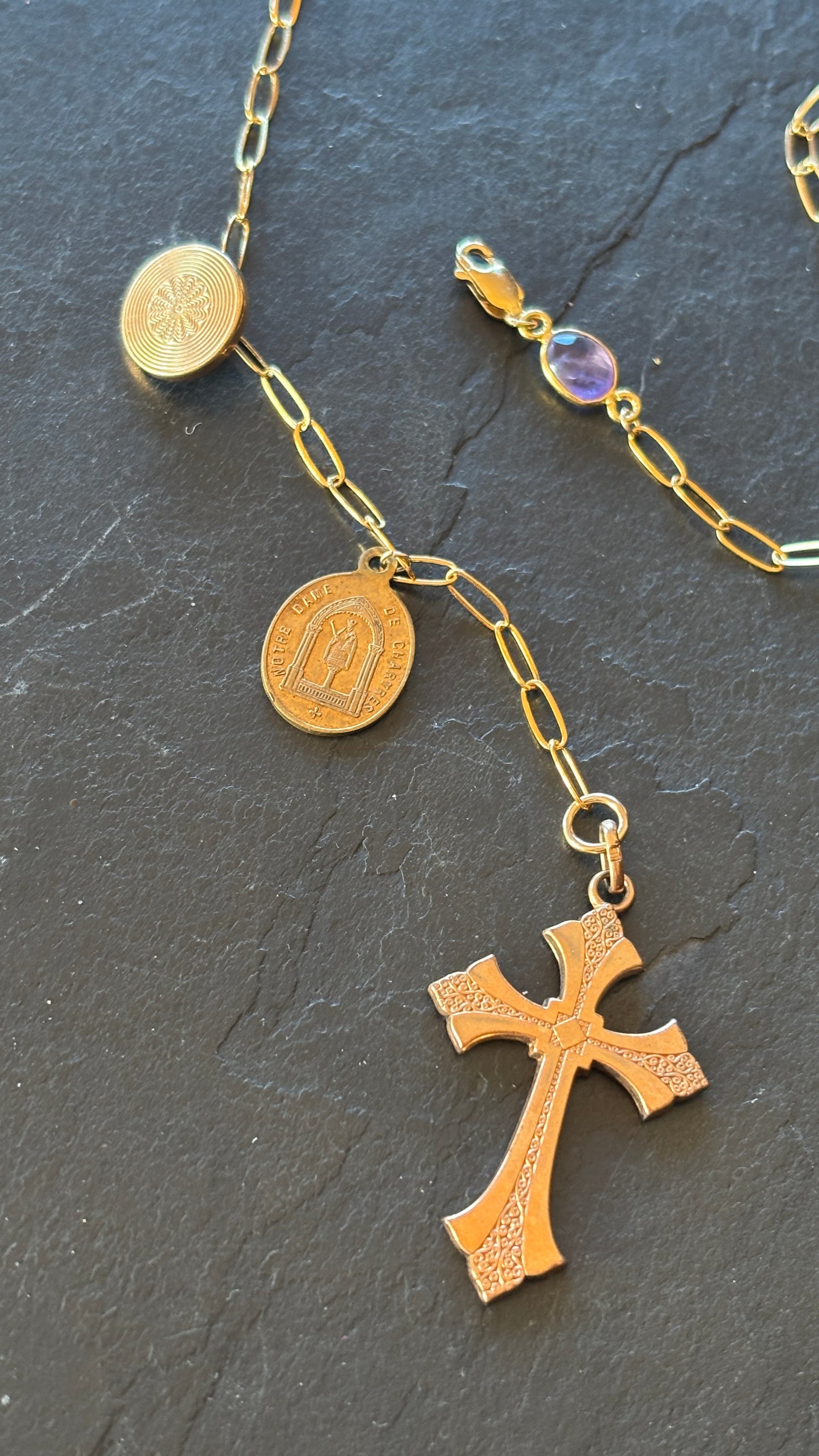 Collier lasso Croix ancienne, médailles et améthyste