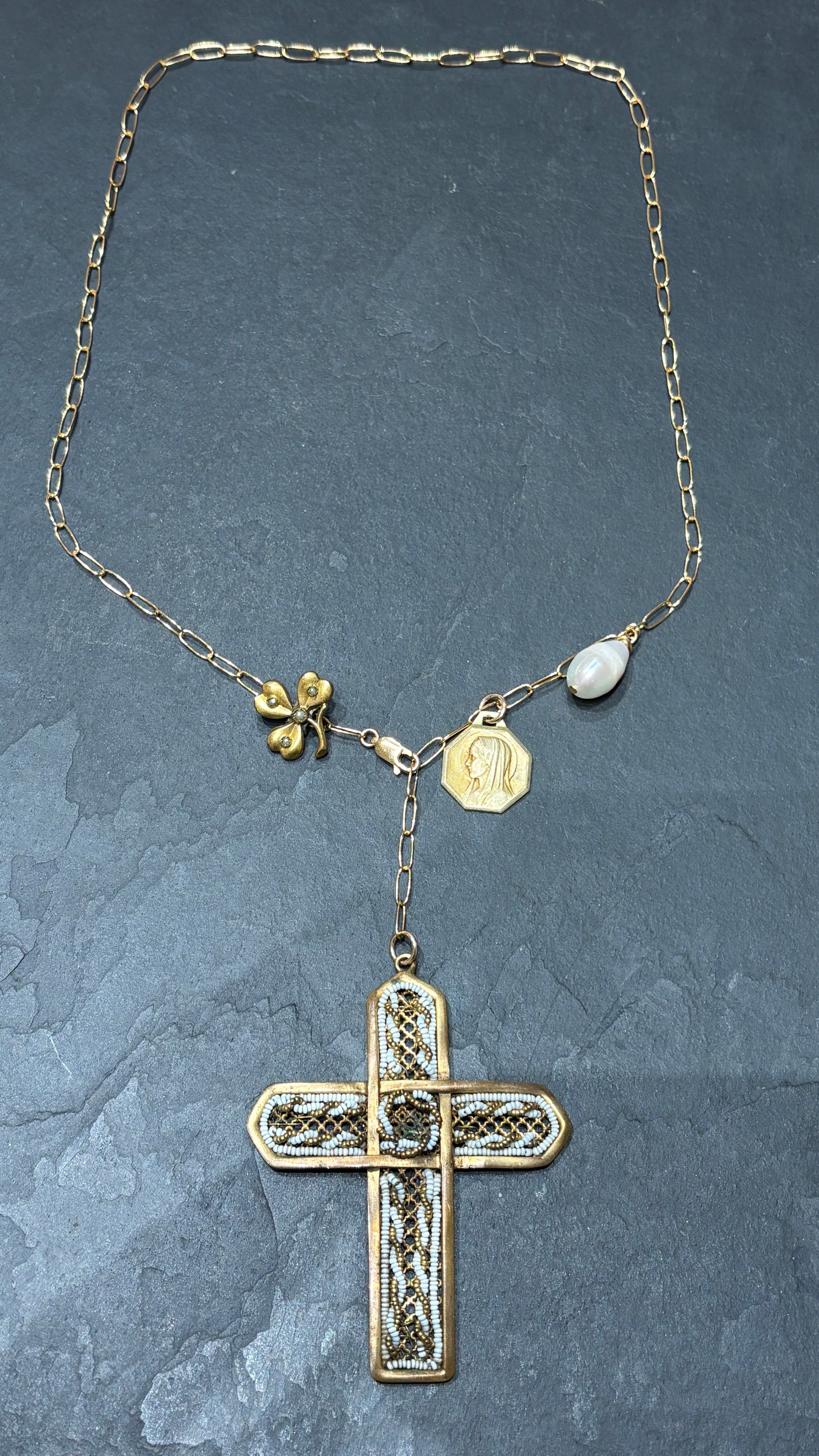Collier lasso, trèfle et croix perlée